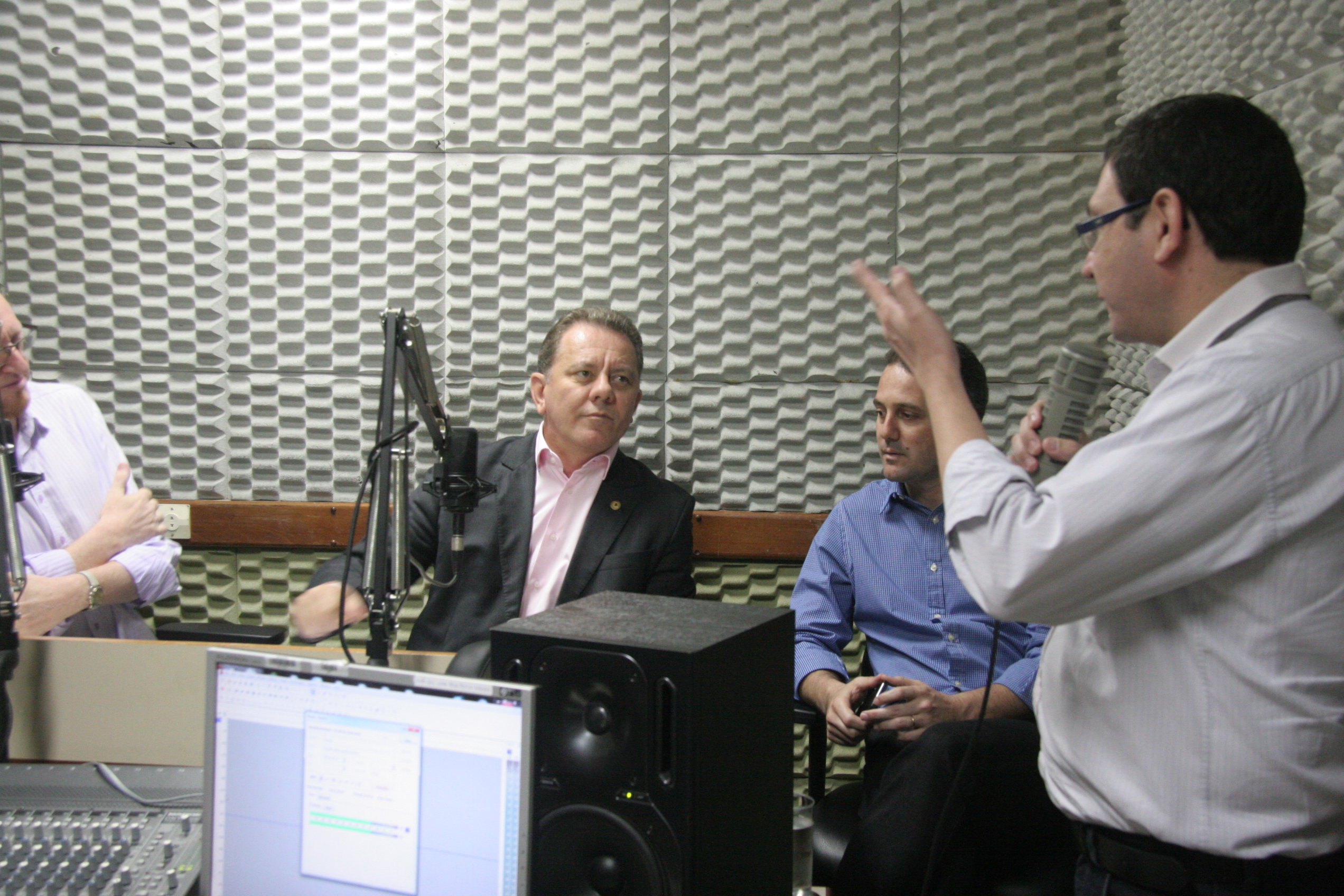 Presidente da Assembleia Legislativa, Joares Ponticelli, concede entrevista à radio 92 fm de Timbó. Foto: Eduardo Guedes de Oliveira / Agência AL
