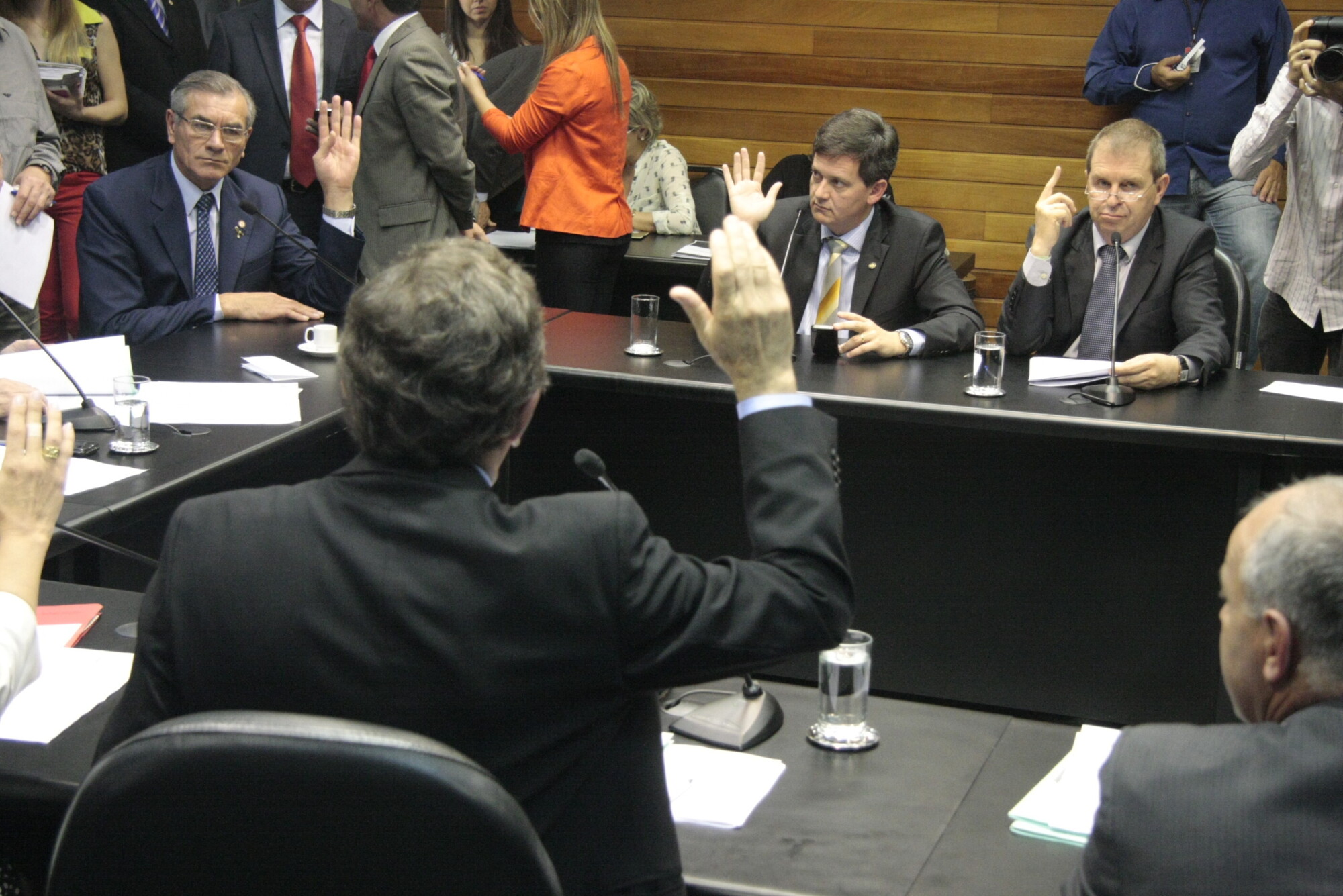 PEC que determina teto remuneratório dos funcionários públicos do estado é aprovada na CCJ