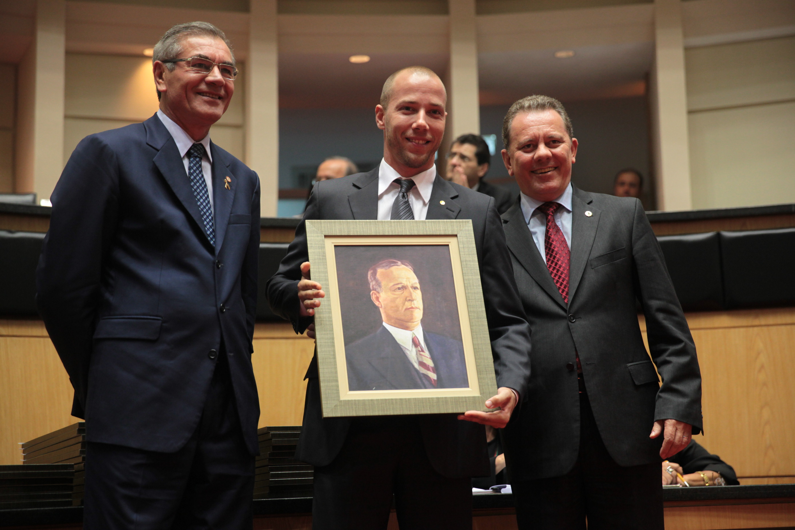Antônio Vicente Bulcão Vianna, tataraneto, recebe pelo deputado ANTÔNIO VICENTE BULCÃO VIANNA – Presidente na 12ª Legislatura – 1925/1927 e 13ª Legislatura – 1928/1930 in memoriam