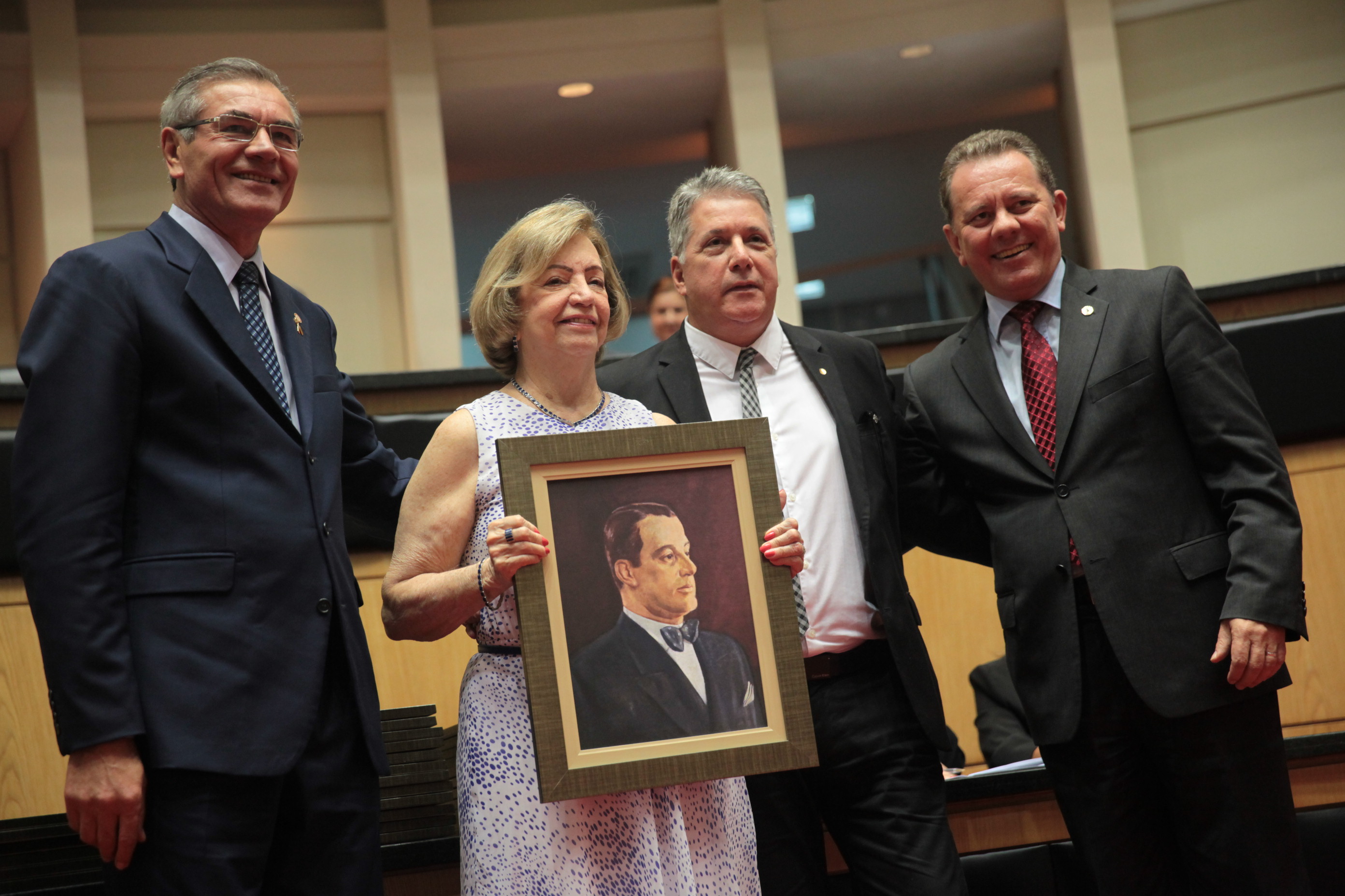 Regina Seara Guimarães recebe homenagem pelo pai, deputado ALTAMIRO LOBO GUIMARÃES – Presidente da Assembleia Constituinte Estadual – 1935/1937 in memoriam