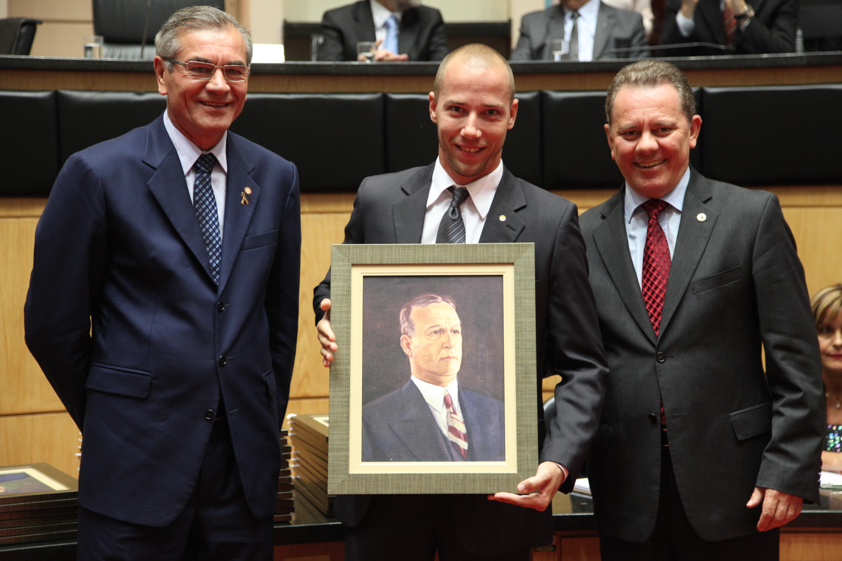 Antônio Vicente Bulcão Vianna, tataraneto, recebe pelo deputado ANTÔNIO VICENTE BULCÃO VIANNA – Presidente na 12ª Legislatura – 1925/1927 e 13ª Legislatura – 1928/1930 in memoriam
