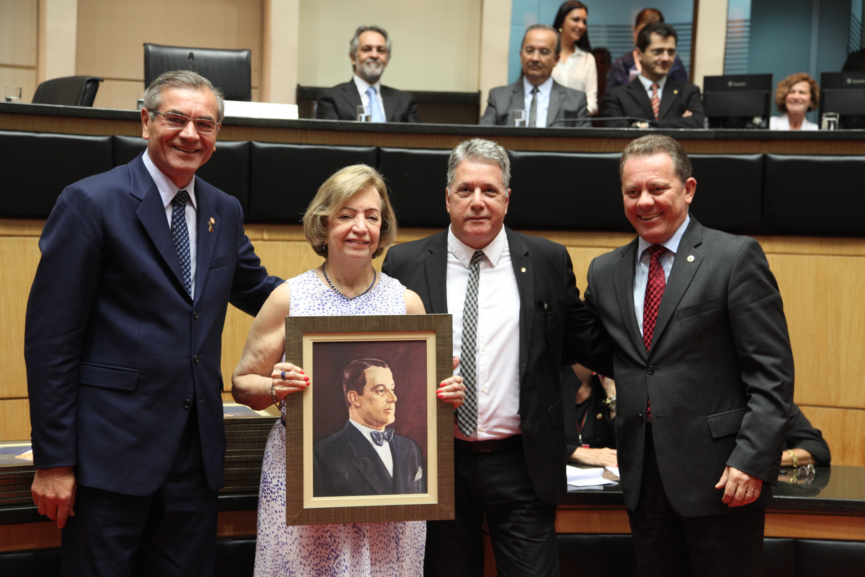 Regina Seara Guimarães recebe homenagem pelo pai, deputado ALTAMIRO LOBO GUIMARÃES – Presidente da Assembleia Constituinte Estadual – 1935/1937 in memoriam