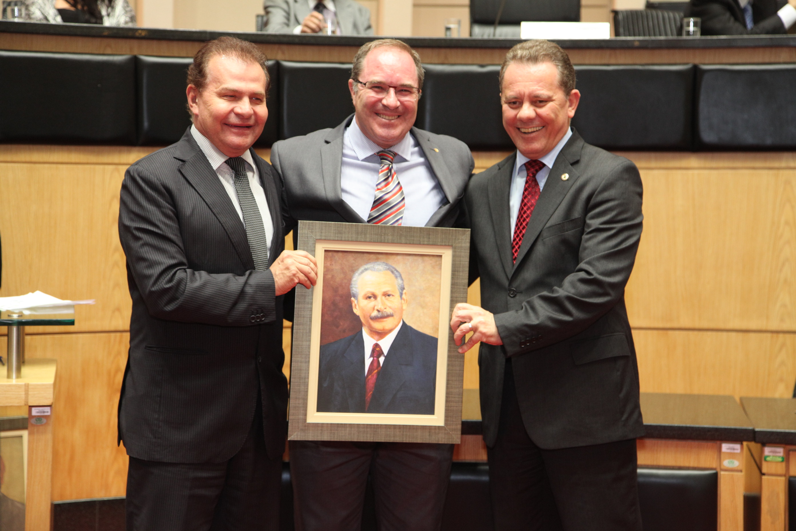 Armando Carvalho Agostini recebe homenagem em nome de seu pai, deputado ONOFRE SANTO AGOSTINI – Presidente na 14ª Legislatura – 2001/2002