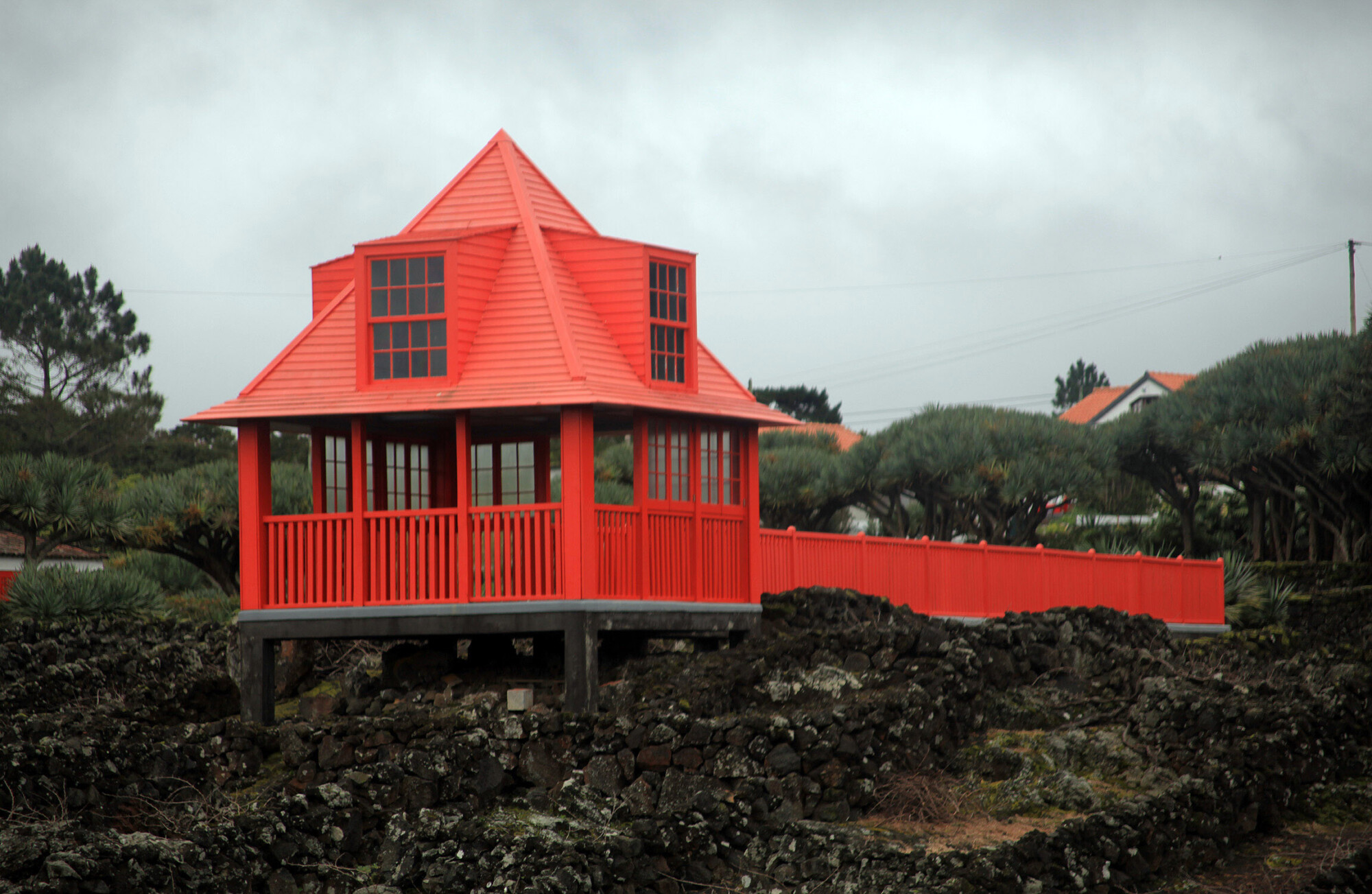 Livro Arquitetura e Paisagem: mirante do Museu do Vinho, na localidade de Toledos, Ilha do Pico, Açores. Crédito: Joel Pacheco/Divulgação