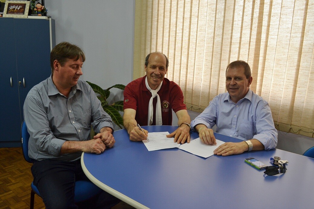 Eskudlark, Giumbelli e Emílio Bertussi na assinatura do convênio