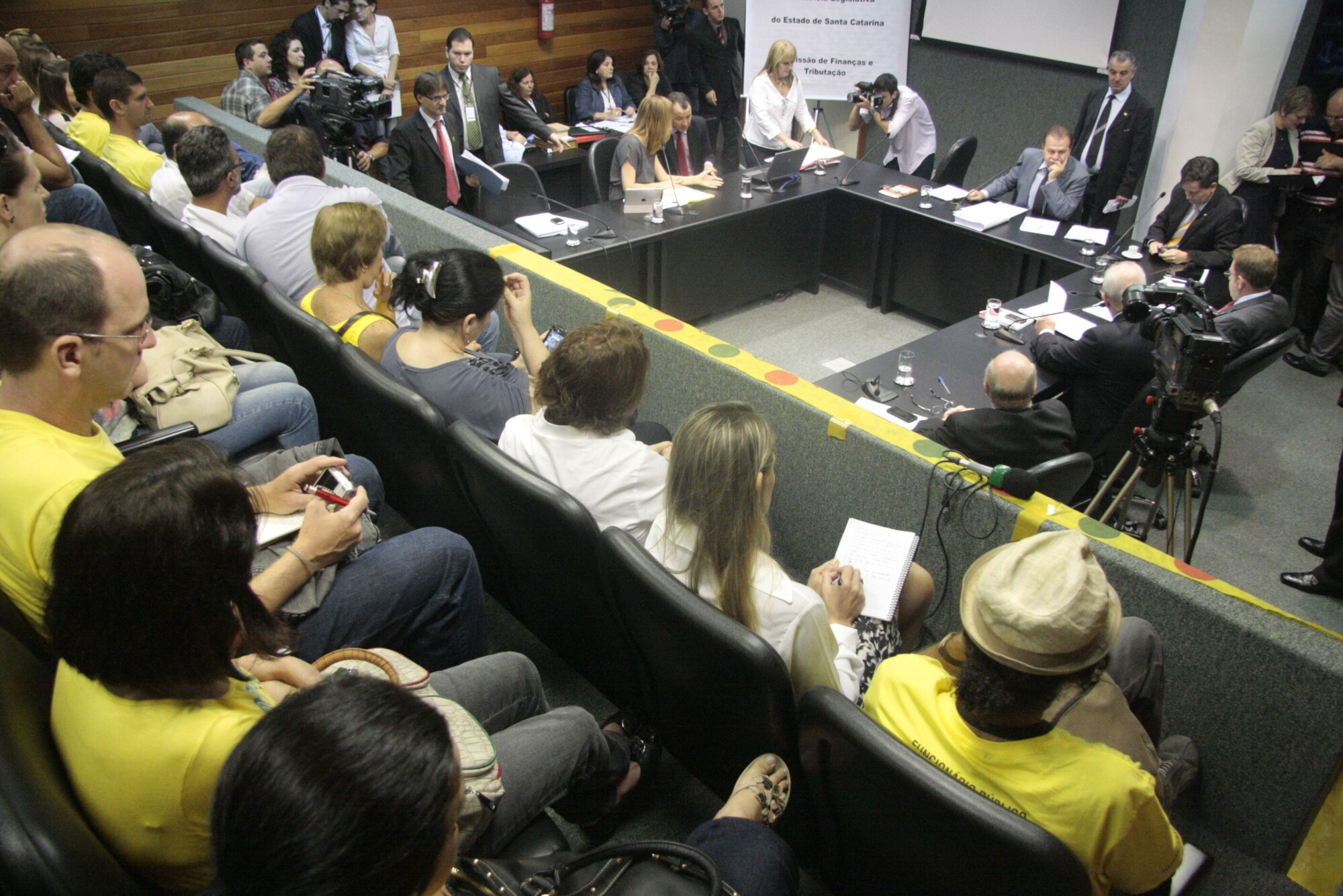 Comissões de mérito analisam nesta segunda projetos salariais do governo