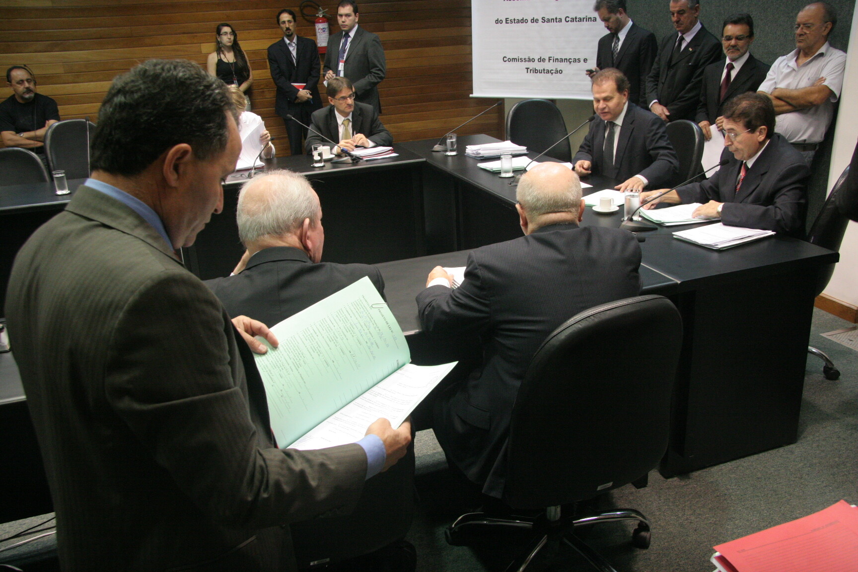 Finanças aprova projetos que alteram níveis em promotorias e cargos do MP e TJ