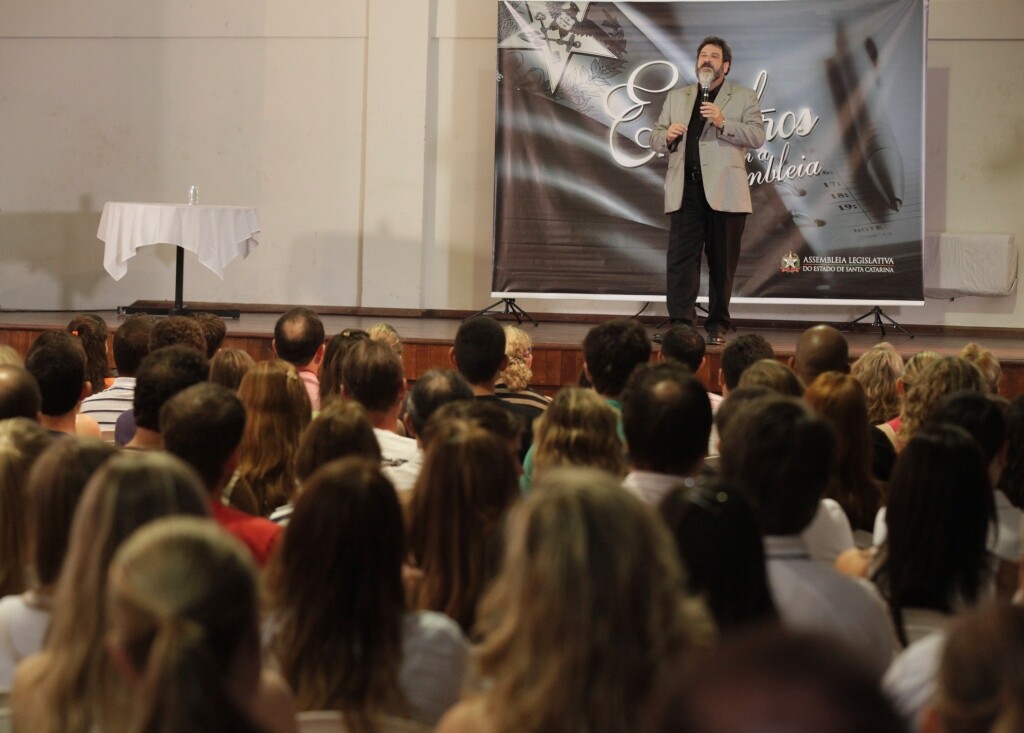Palestra de Mario Sergio Cortella em Braço do Norte. Foto: Carlos Kilian / Agência AL