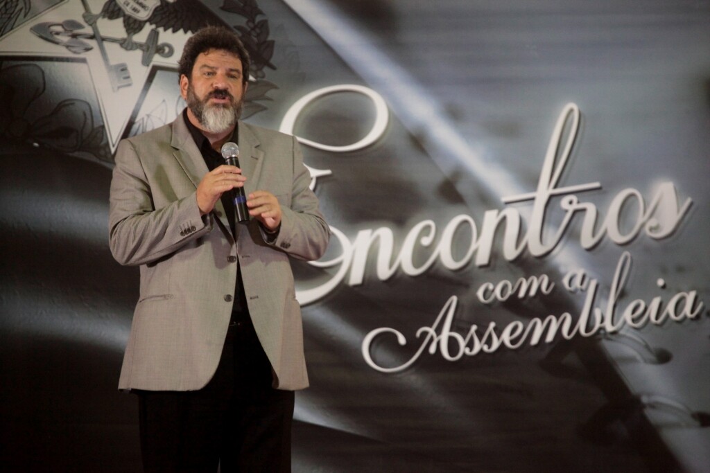 Filósofo Mário Sergio Cortella trata das inquietações do ser humano em palestra