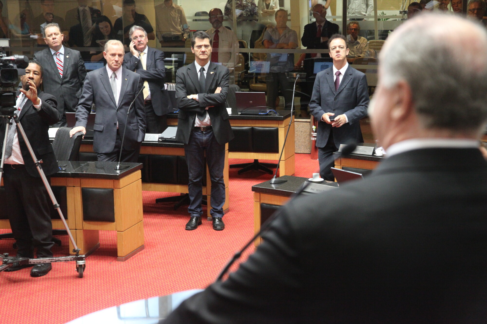 Da tribuna, Titon se defende: “suposições fundamentam denúncia”