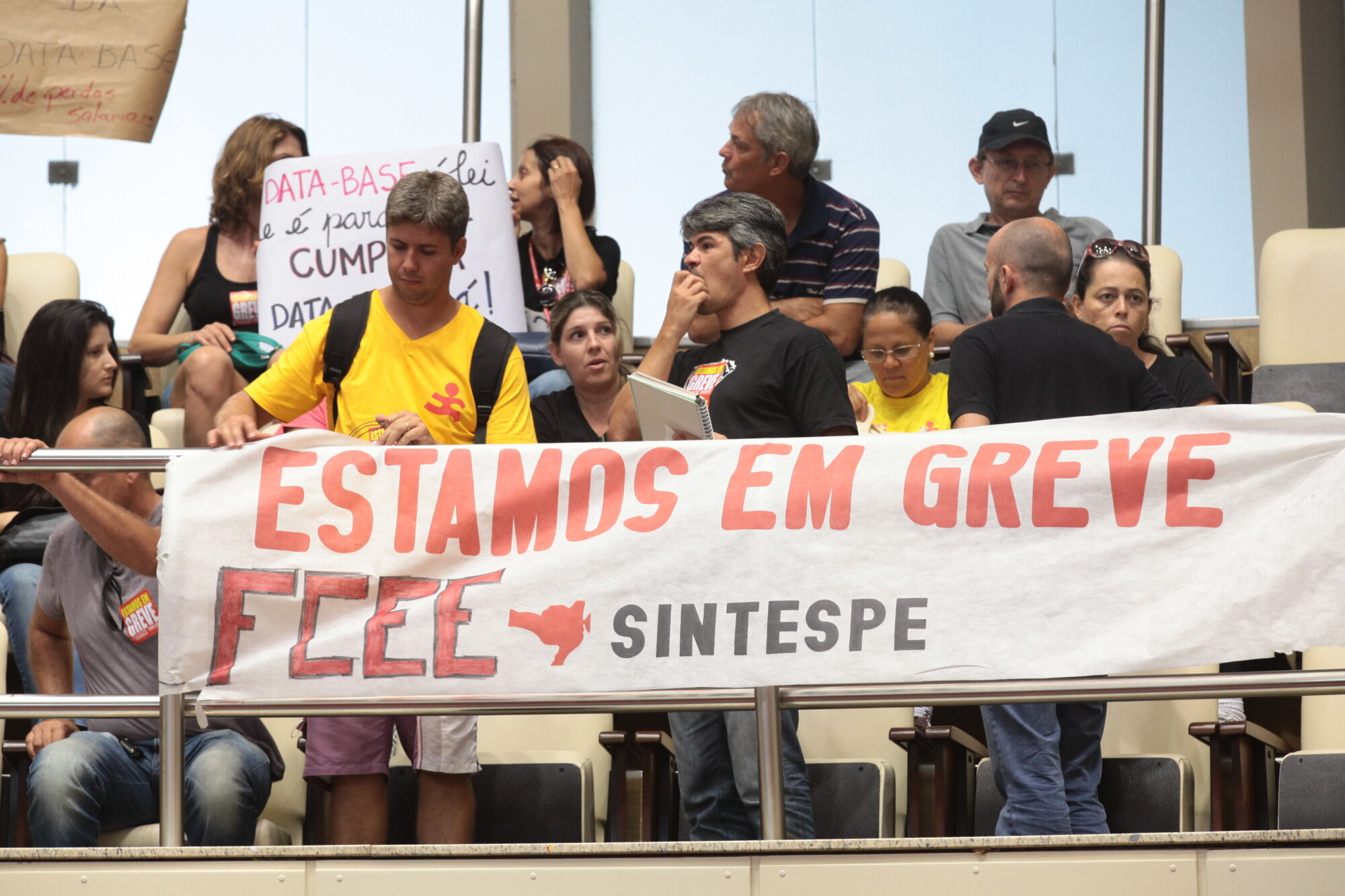 Servidores públicos em greve apresentam reivindicações na Assembleia