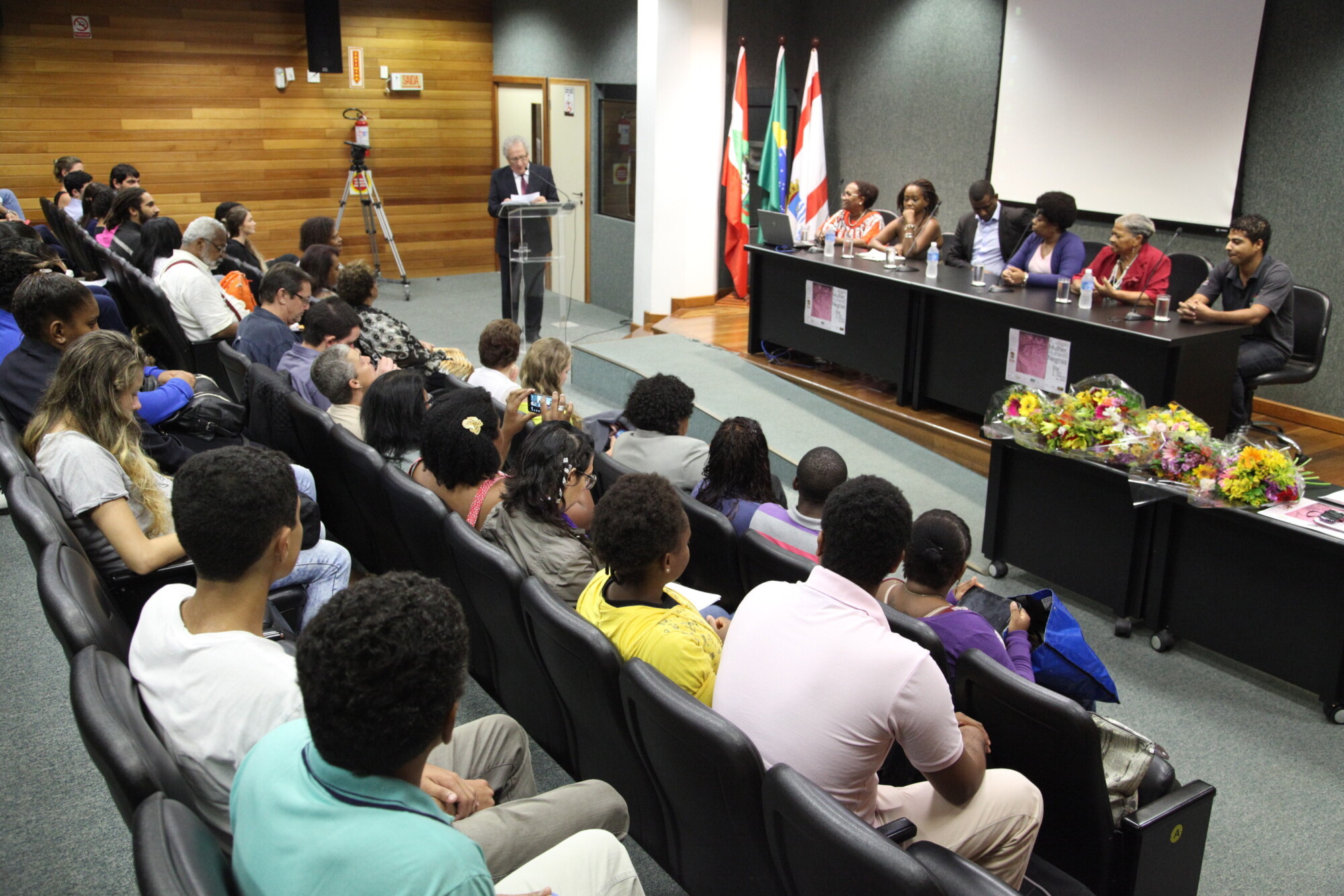 Evento presta homenagens e discute políticas públicas para mulheres negras