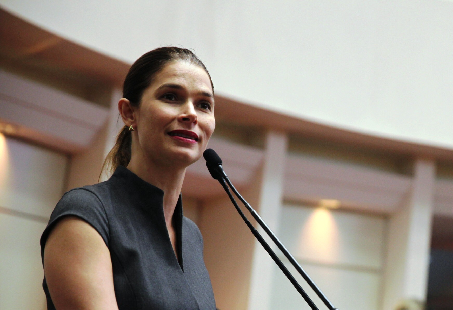 Angela: “A mulher é a base da pirâmide, mas ainda não se põe como protagonista”