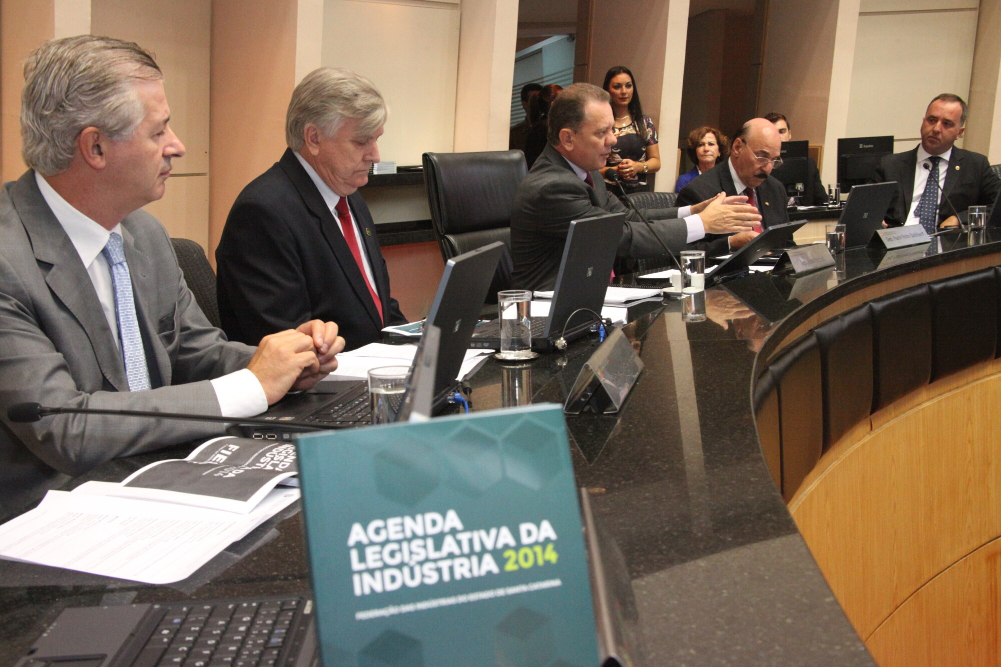 Fiesc lança edição 2014 da Agenda Legislativa da Indústria