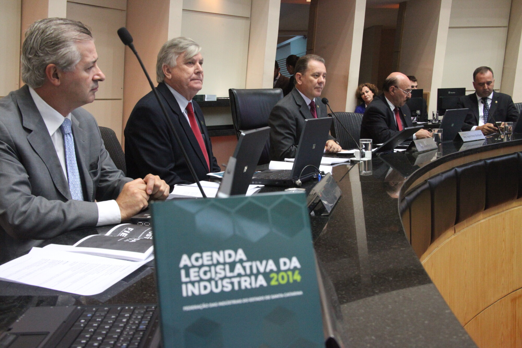 Fiesc lança Agenda Legislativa da Indústria no plenário da Assembleia