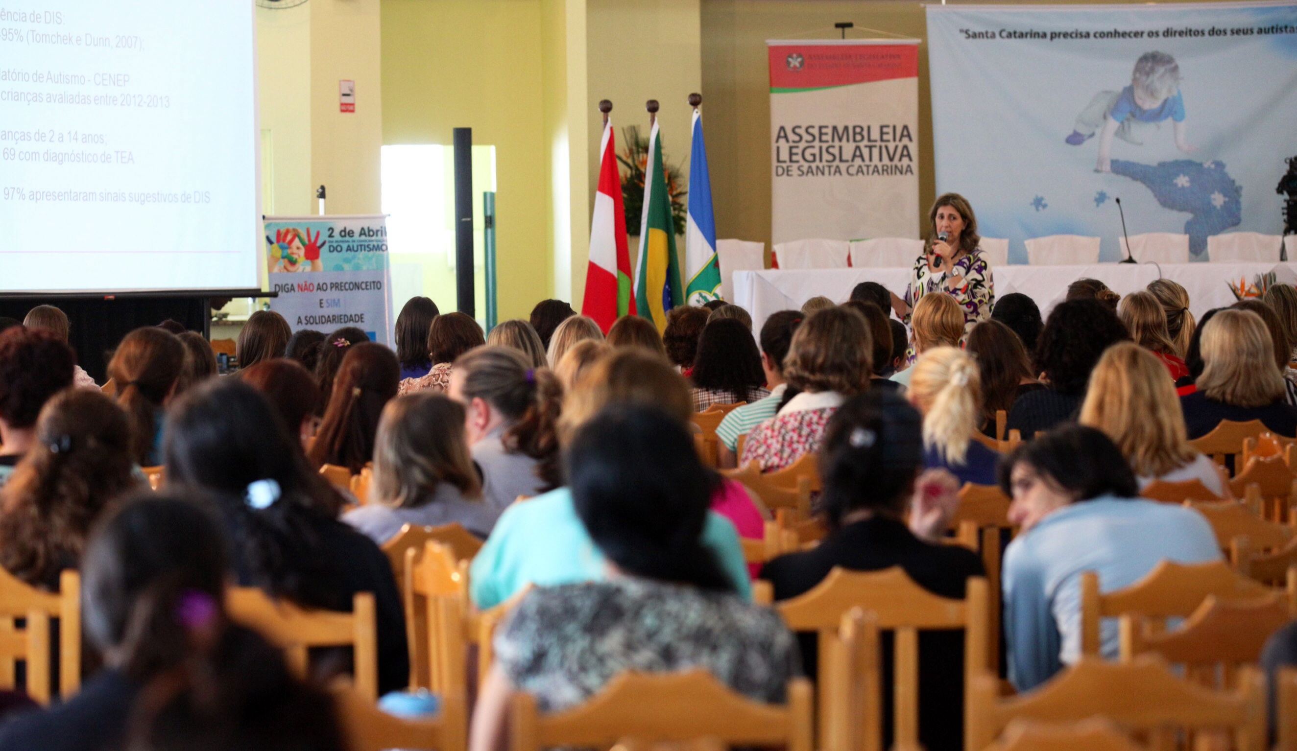 Palestrante Claudia Omaire - Terapeuta Ocupacional - Seminários Descentralizados de Estudo e Conscientização sobre o Autismo - Campos Novos