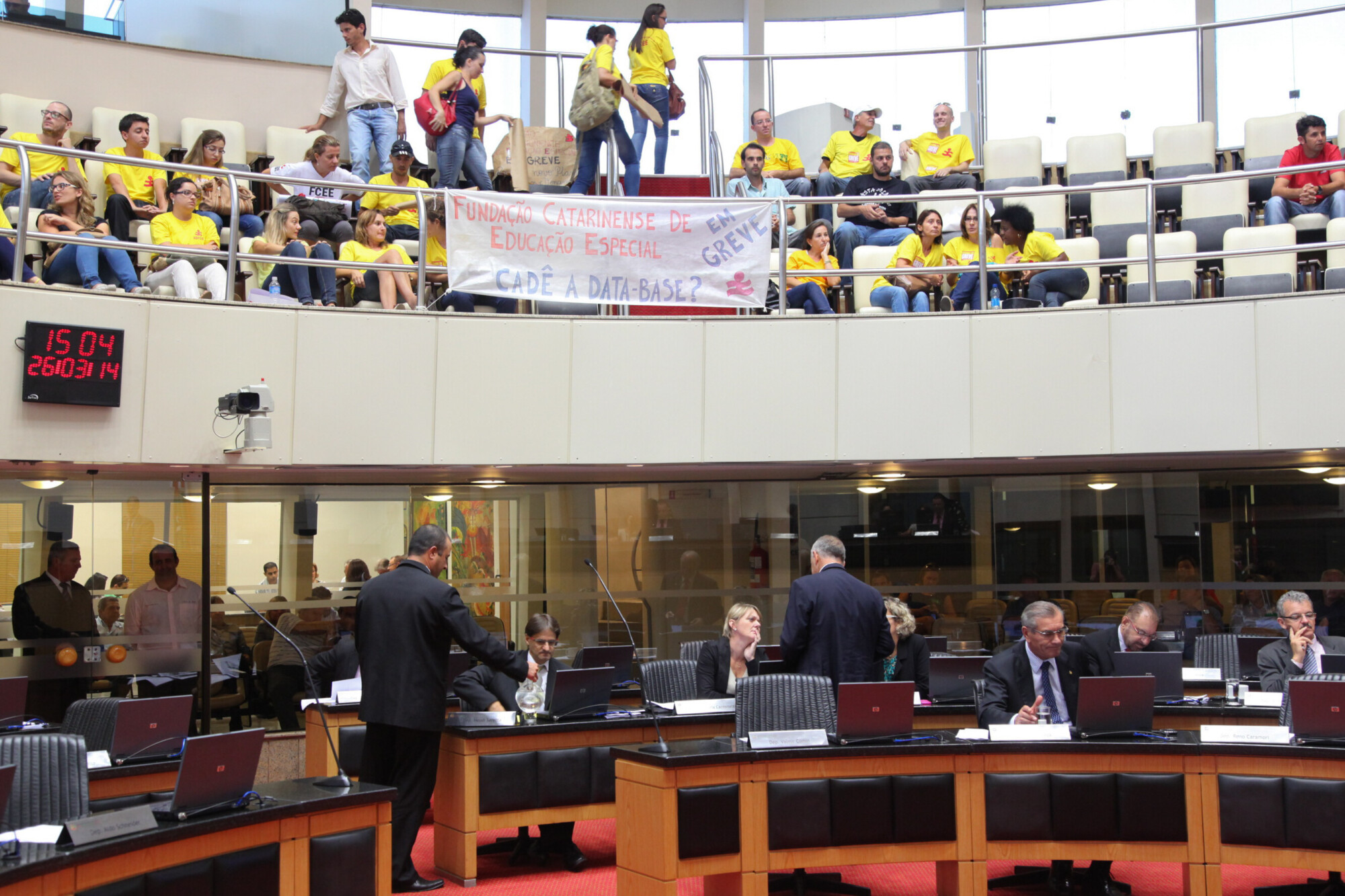 Deputados criticam reitora, estudantes e polícia pela ação truculenta na UFSC