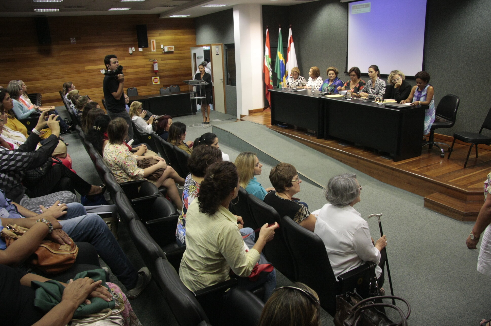 Direito ao voto feminino é tema de revista lançada pela Assembleia Legislativa