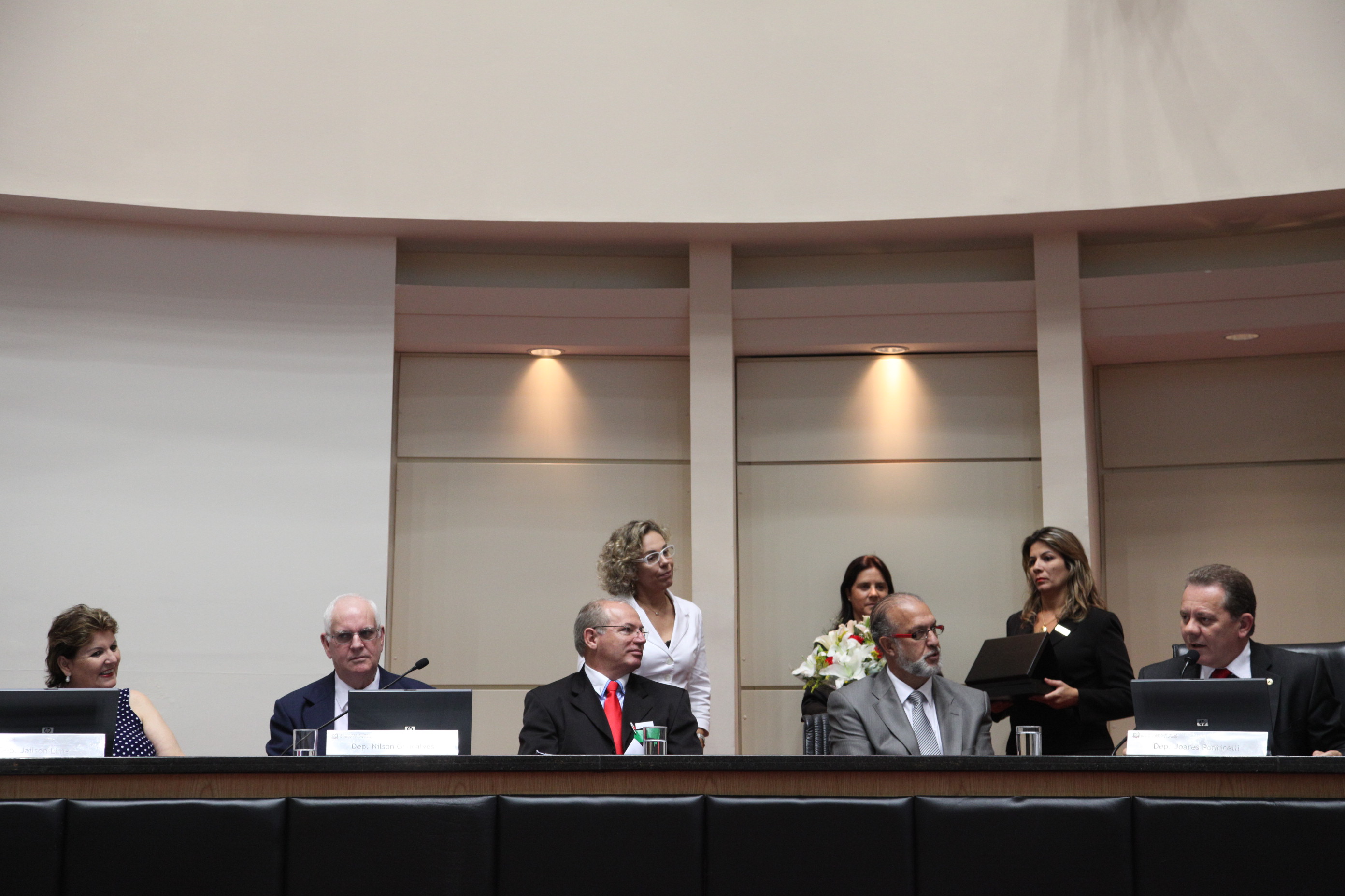 Sessão em homenagem aos escritores de Gaspar, Julio Cesar e Arlete Trentini. Foto: Solon Soares
