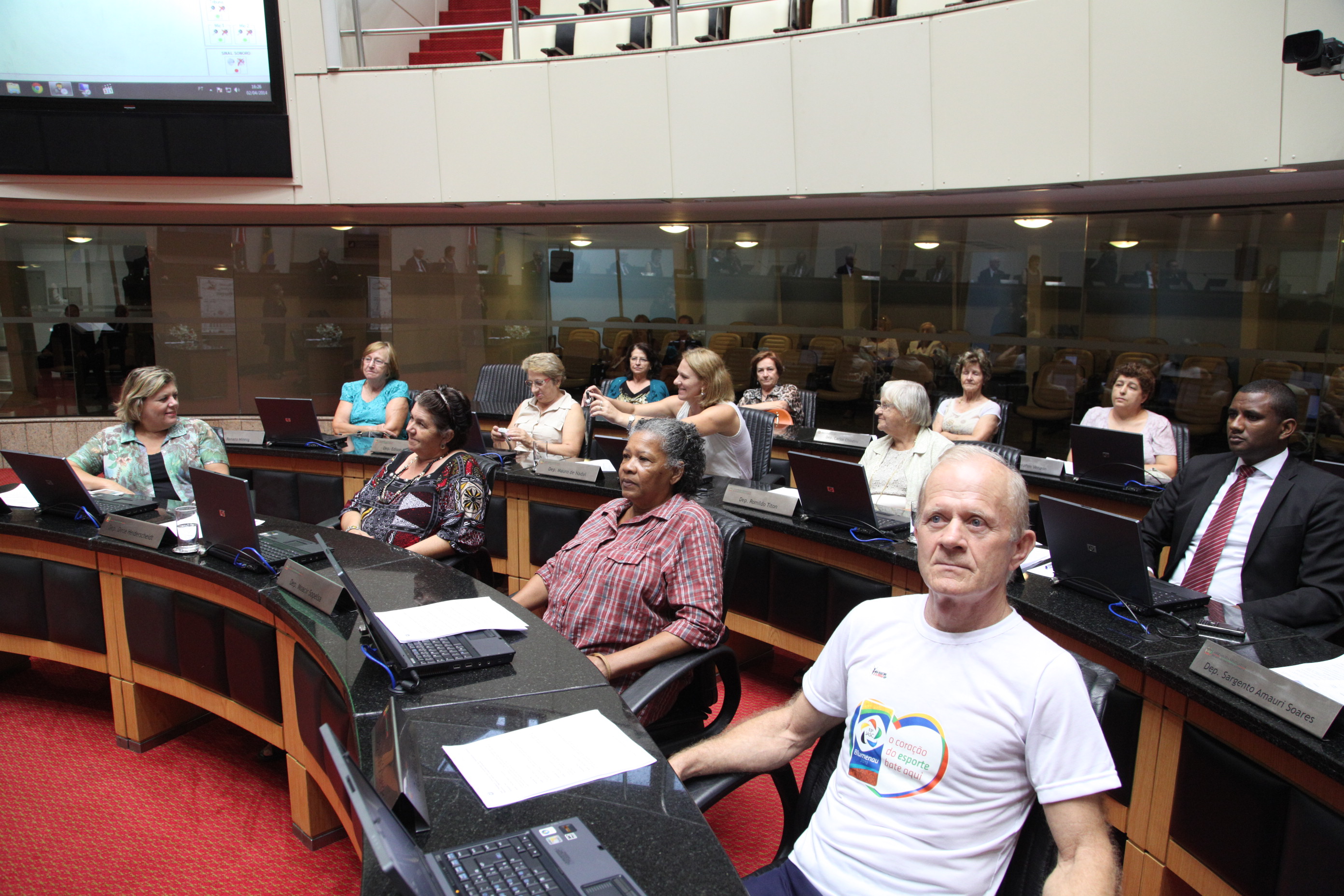 Sessão em homenagem aos escritores de Gaspar, Julio Cesar e Arlete Trentini. Foto: Solon Soares