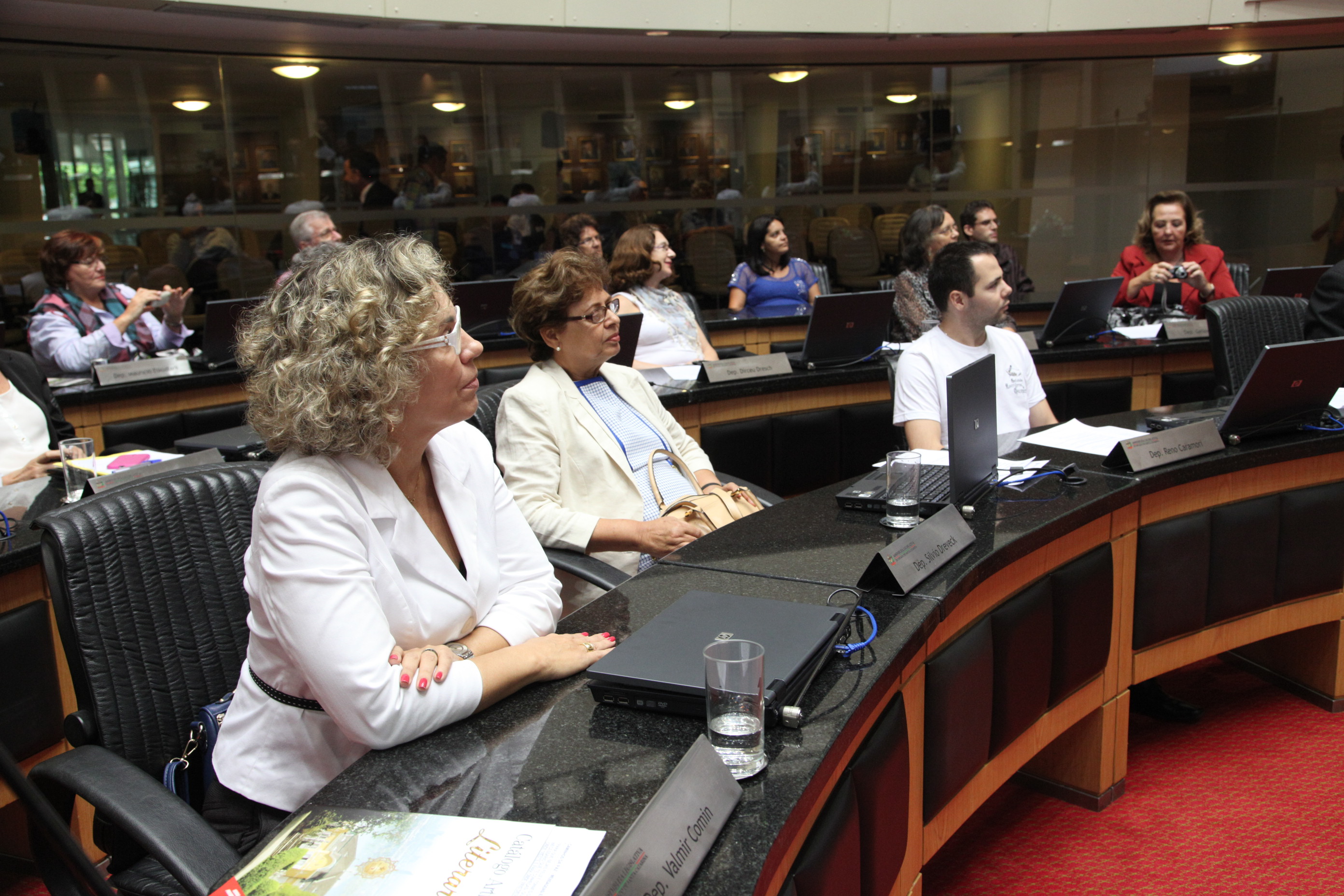 Sessão em homenagem aos escritores de Gaspar, Julio Cesar e Arlete Trentini. Foto: Solon Soares