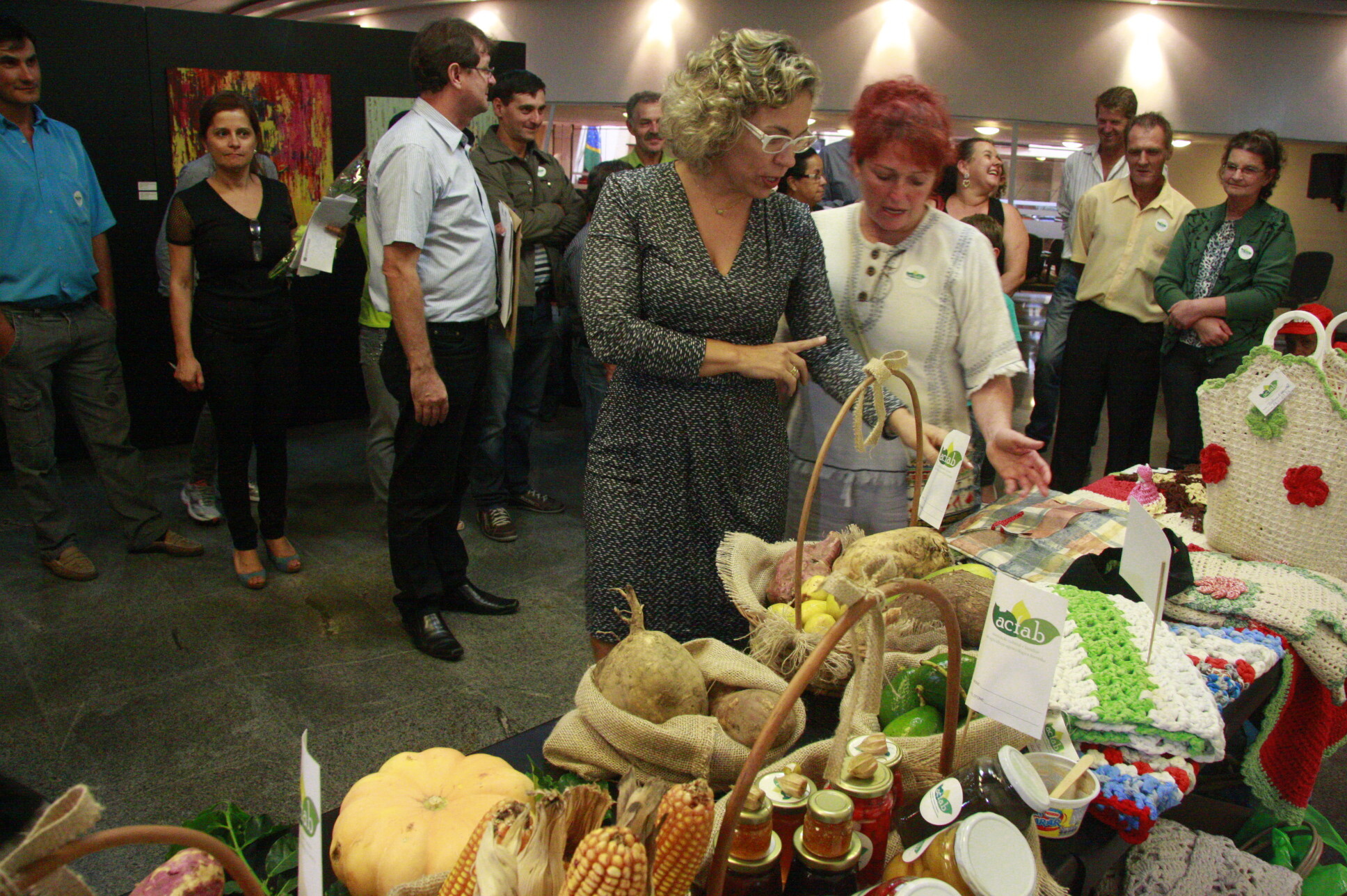 Produtores do Alto Vale expõem produtos agroecológicos na Assembleia