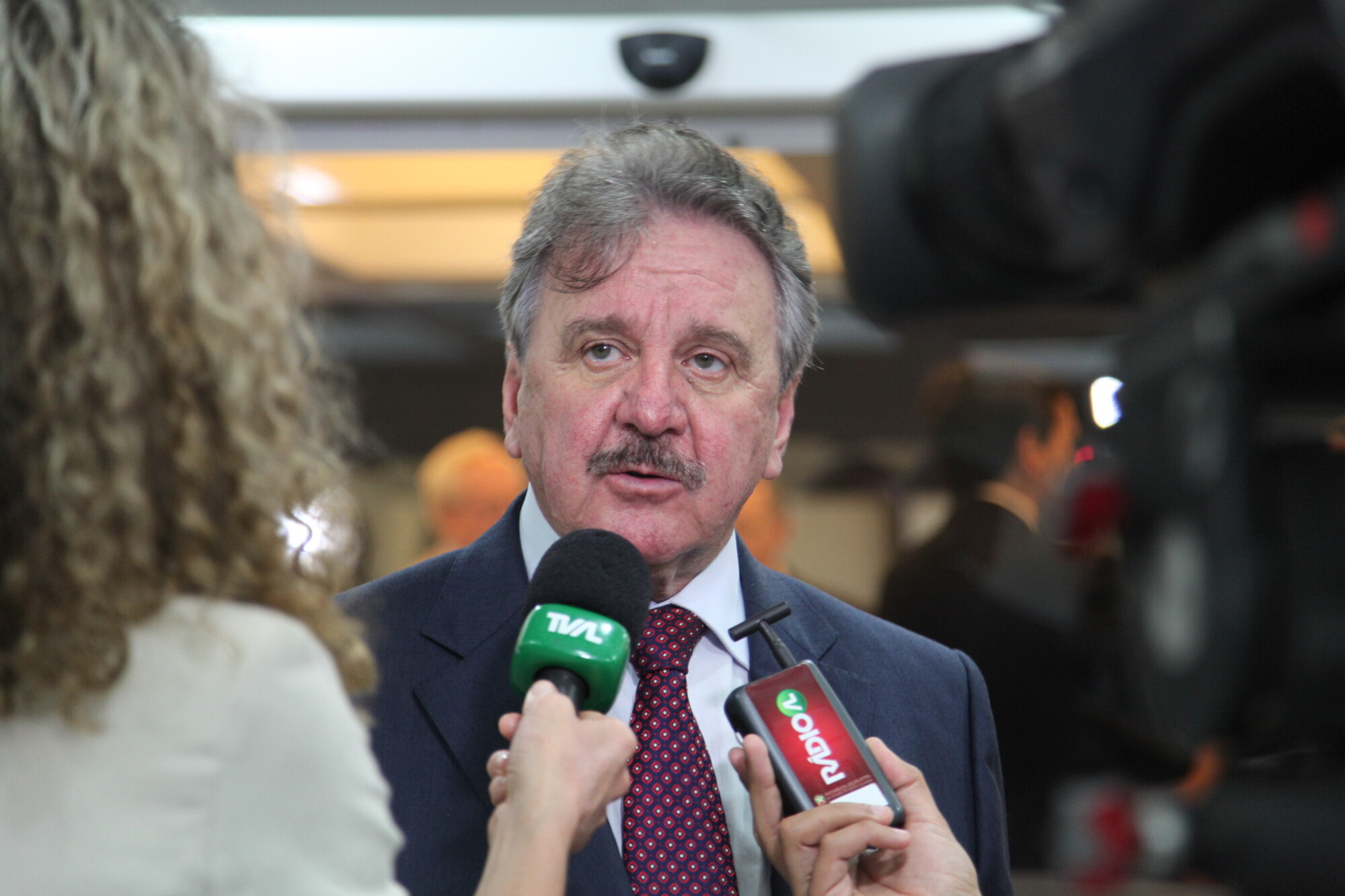 Deputado pede revisão de critérios para concessão de bolsas de estudo