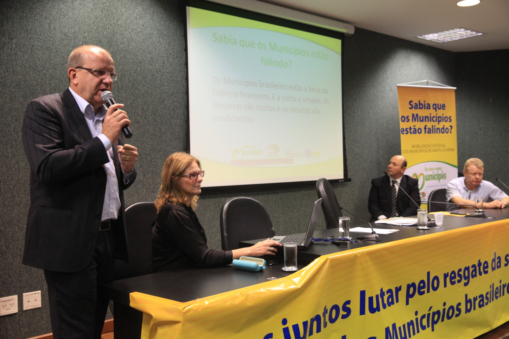 Prefeitos protestam e pedem aumento do repasse do FPM