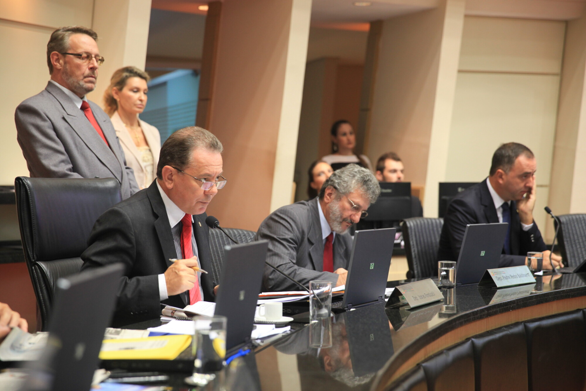 Parlamento aprova projeto de reajuste do magistério estadual