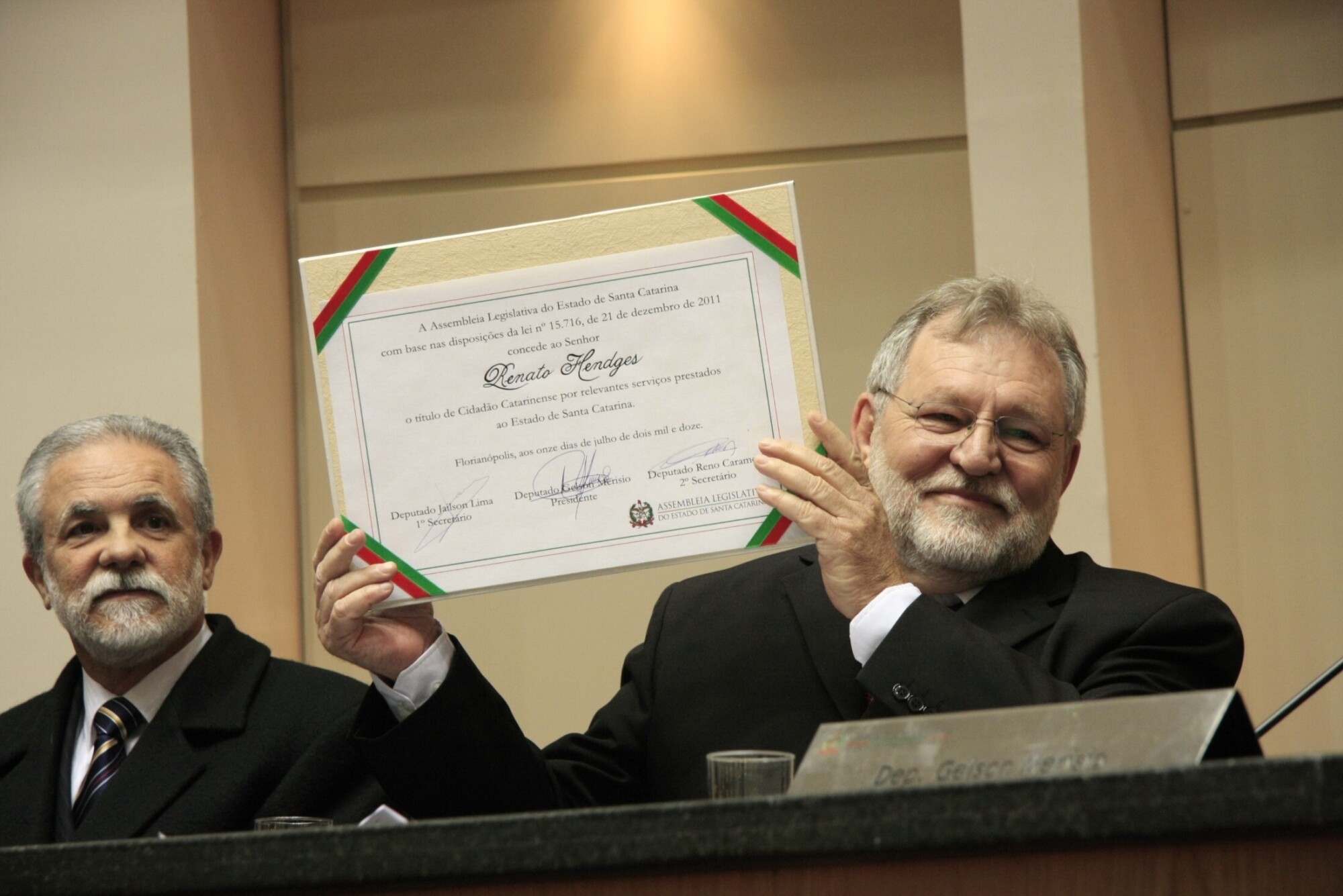 Deputados homenageiam e repercutem morte do delegado Renato Hendges