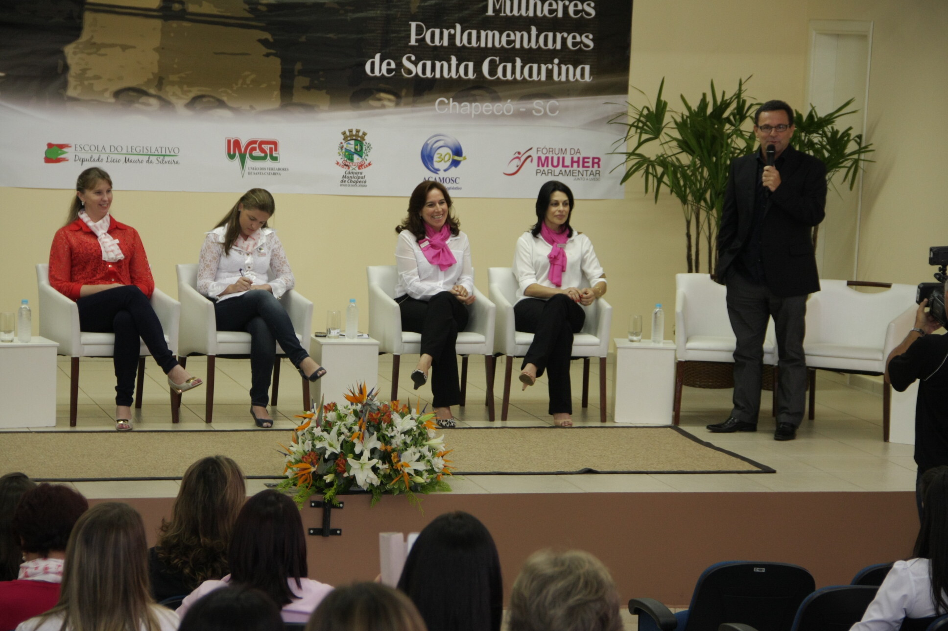 Mulheres traçam estratégias para aumentar participação feminina na política