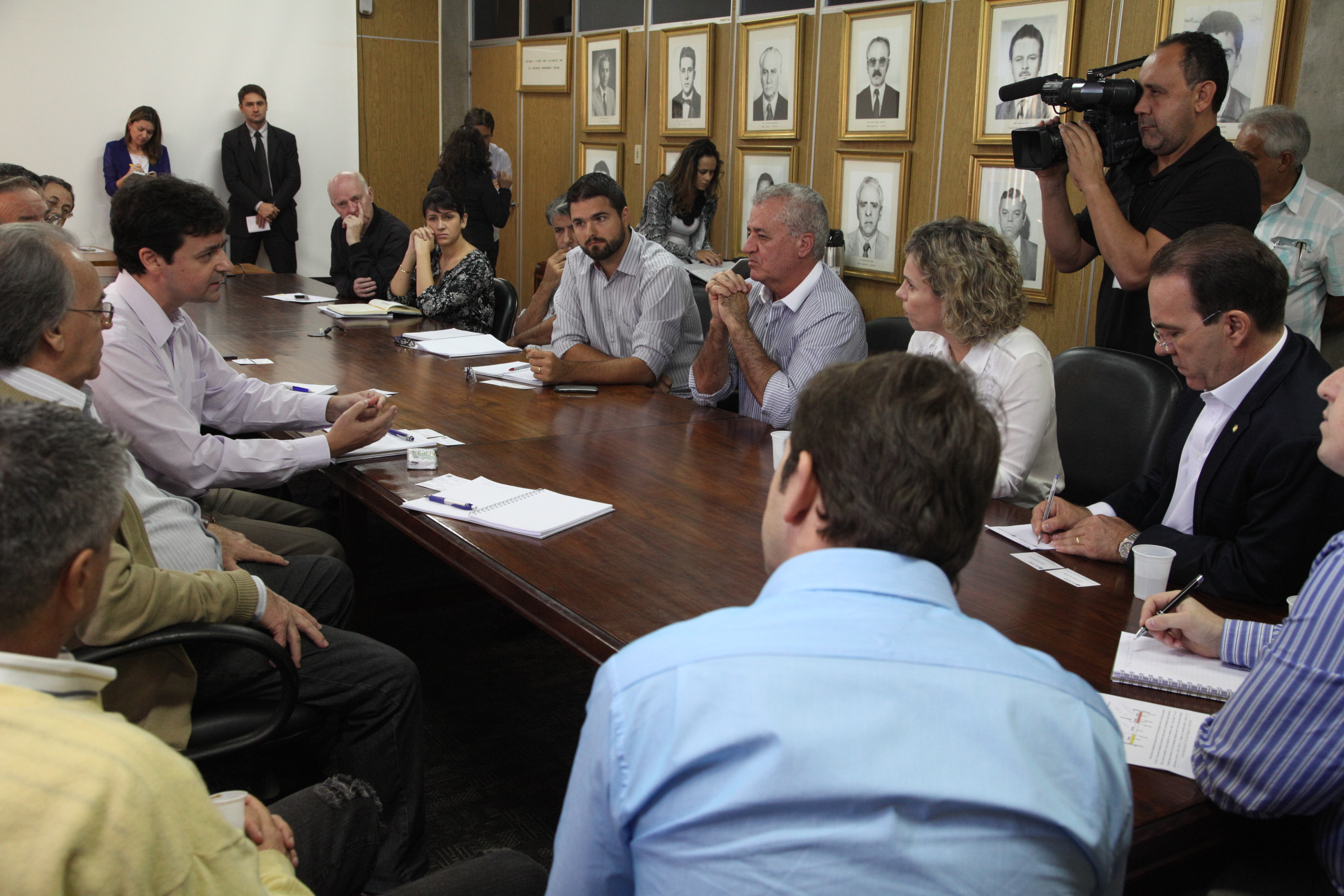 Reunião entre os representantes do DNIT, SCGÁS e deputados Décio Lima e  Ana Paula
