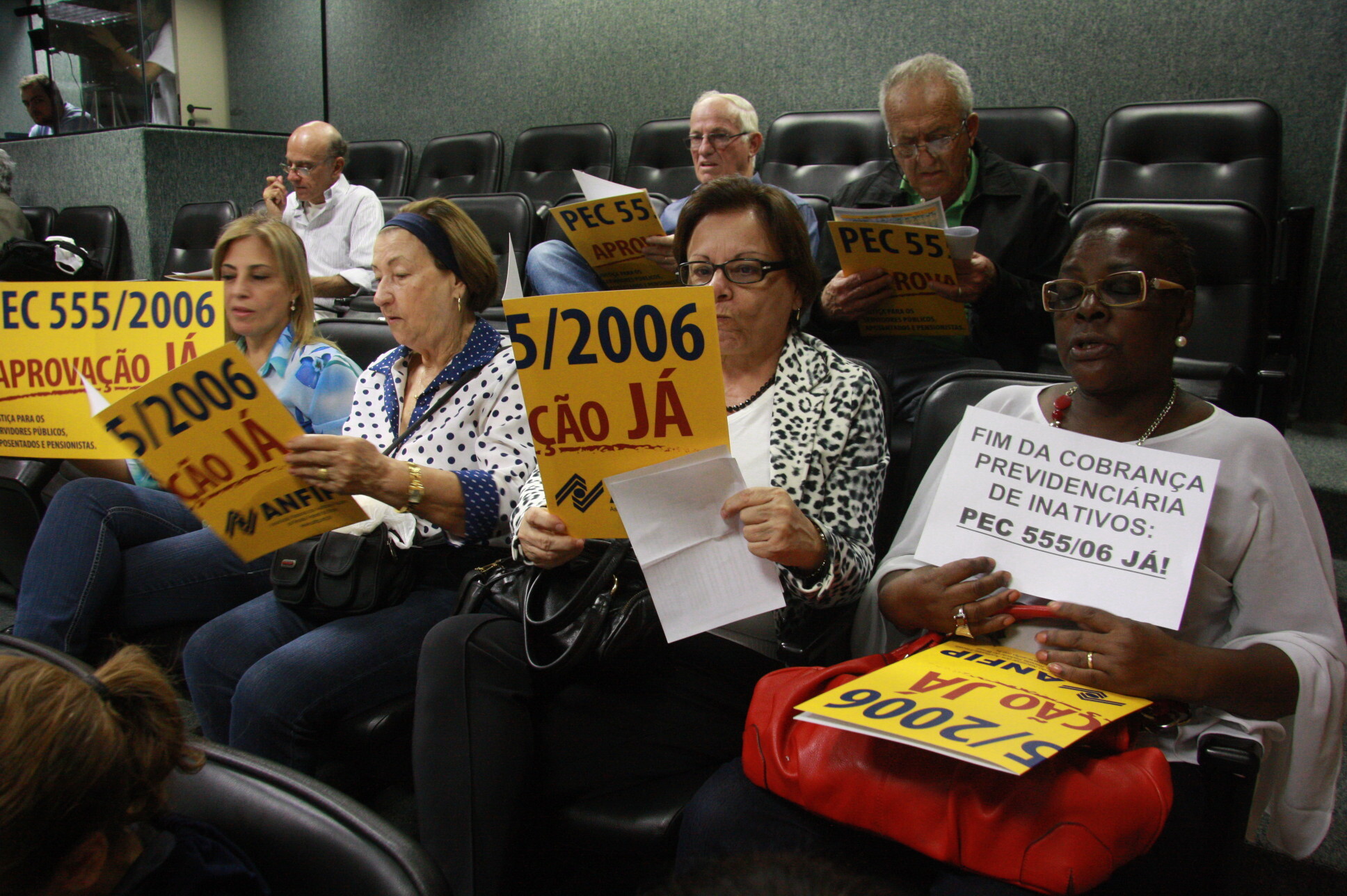 Servidores públicos aposentados promovem debate sobre a PEC 555