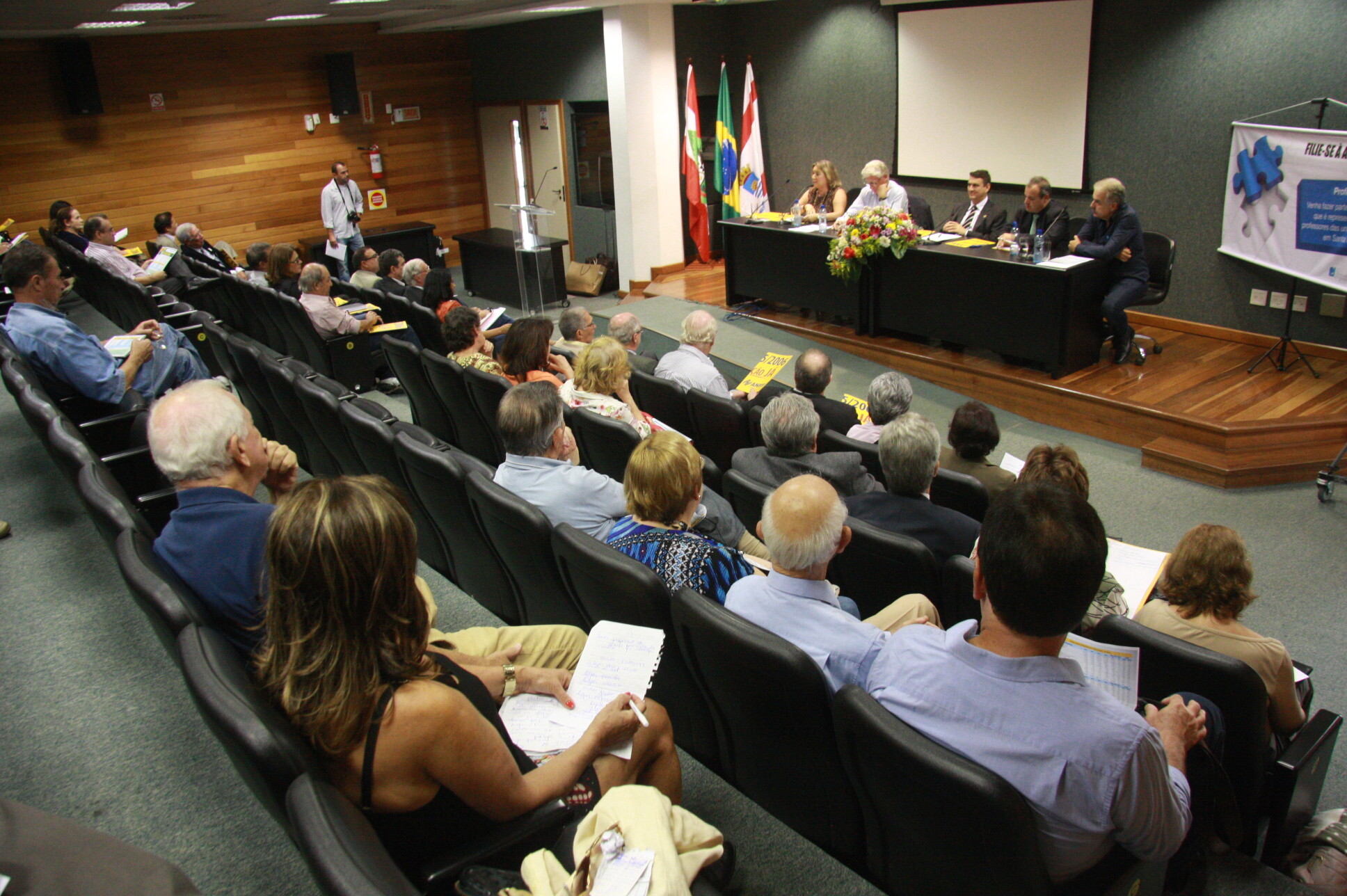 Servidores aposentados pedem a extinção da contribuição previdenciária