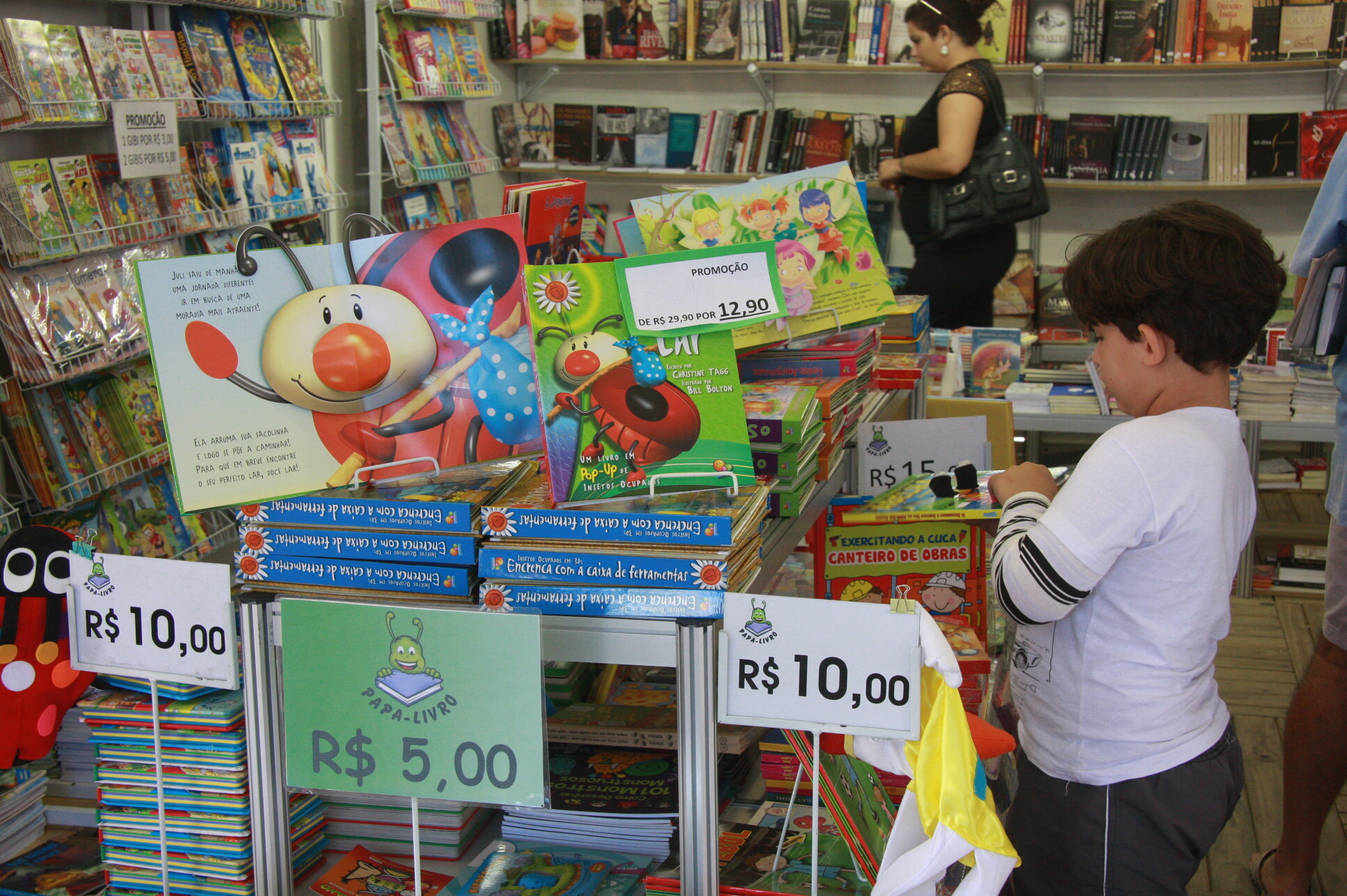 Preços mais baixos atraem multidão para feira do livro na Capital