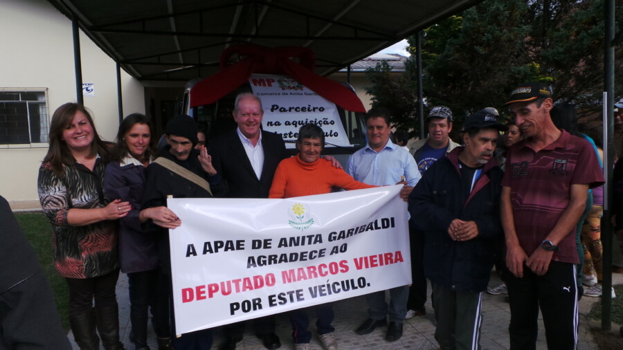 Marcos Vieira entrega veículo para Apae de Anita Garibaldi