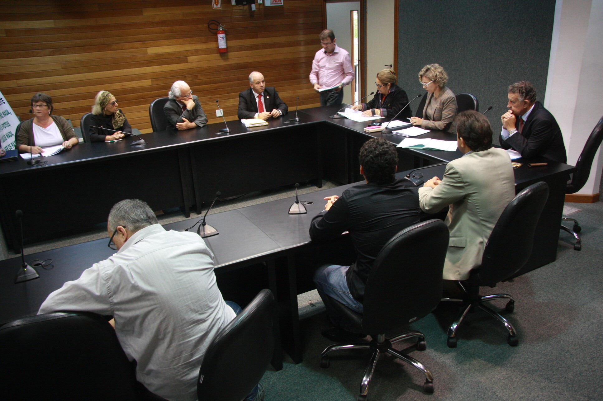 Comissão recebe documentos para preservação de praia