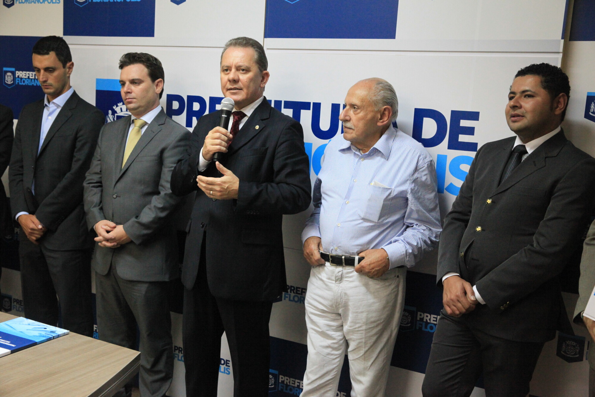 Presidente Joares Ponticelli prestigia posses na prefeitura de Florianópolis