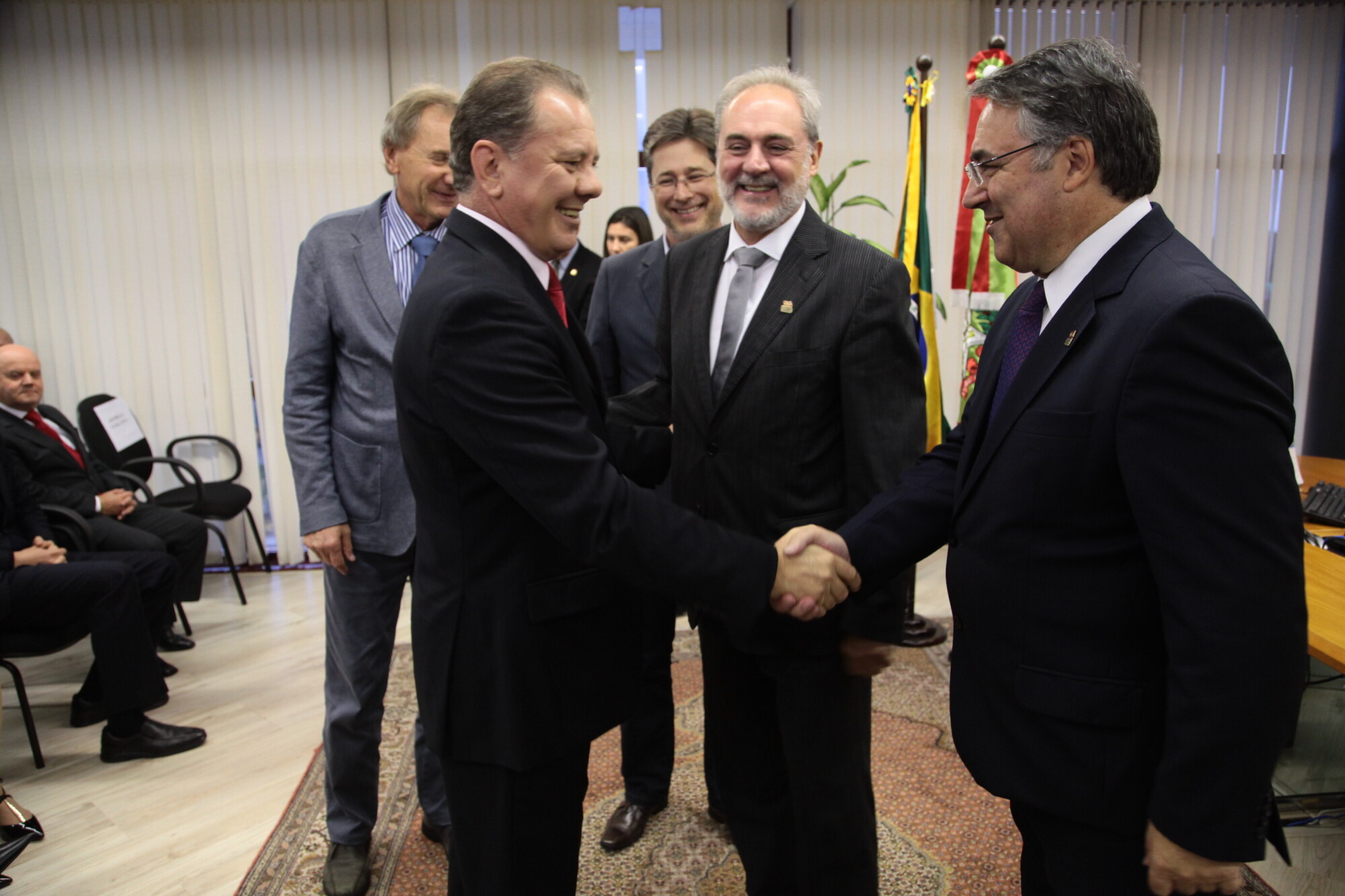 Presidente do TJ assume governo; Colombo busca investimentos nos EUA