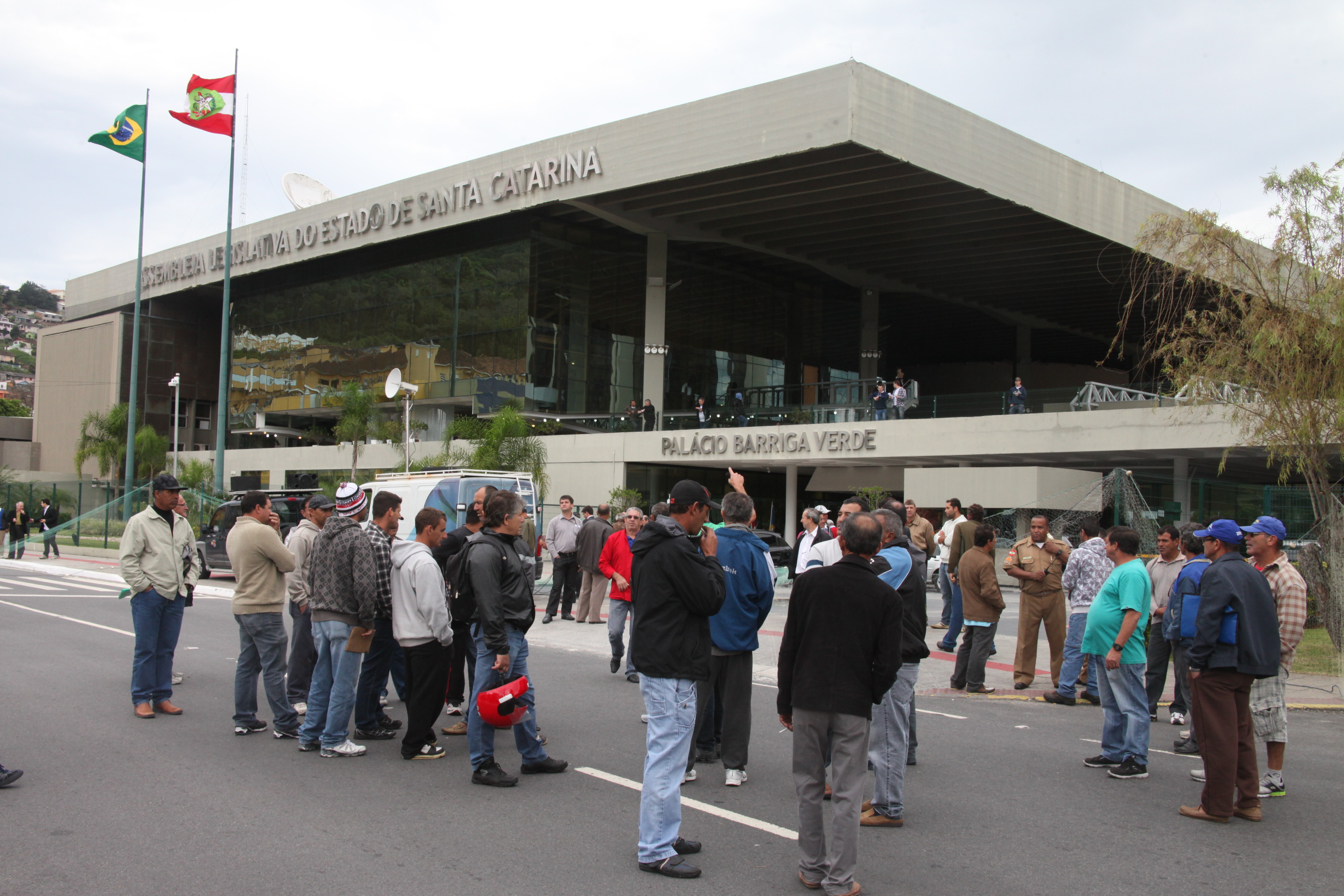 Pescadores protestam em frente à ALESC. Foto: Fabio Queiroz/Agência AL