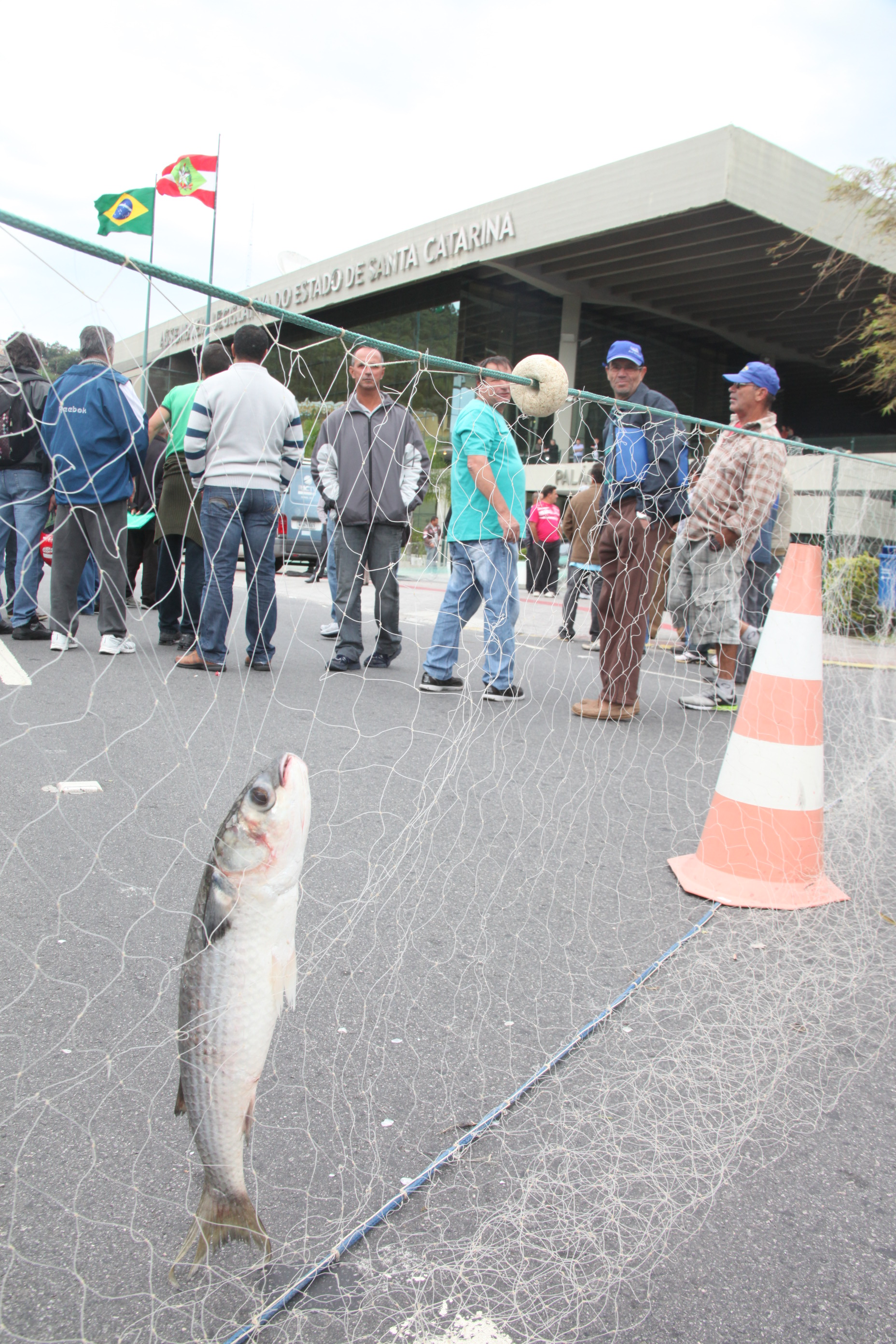 Pescadores protestam em frente à ALESC. Foto: Fabio Queiroz/Agência AL