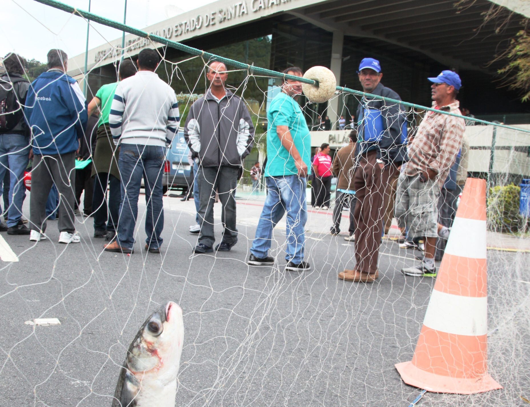 Pescadores protestam e pedem liberação de redes para pesca da tainha