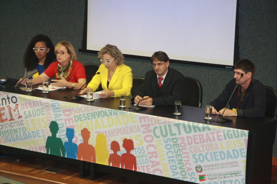 Saretta acompanha abertura do programa Parlamento Jovem