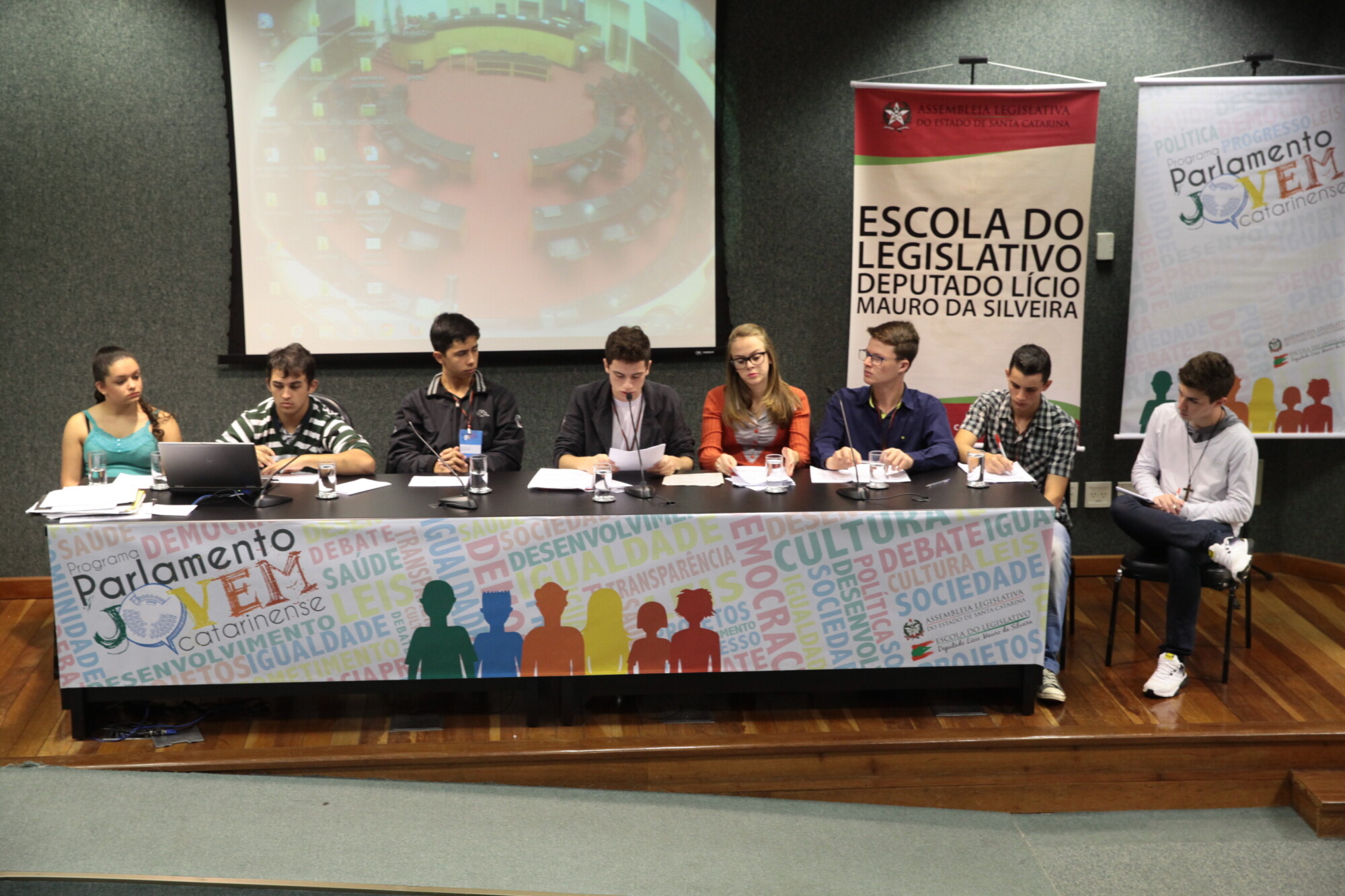 Estudantes do Parlamento Jovem criam comissões