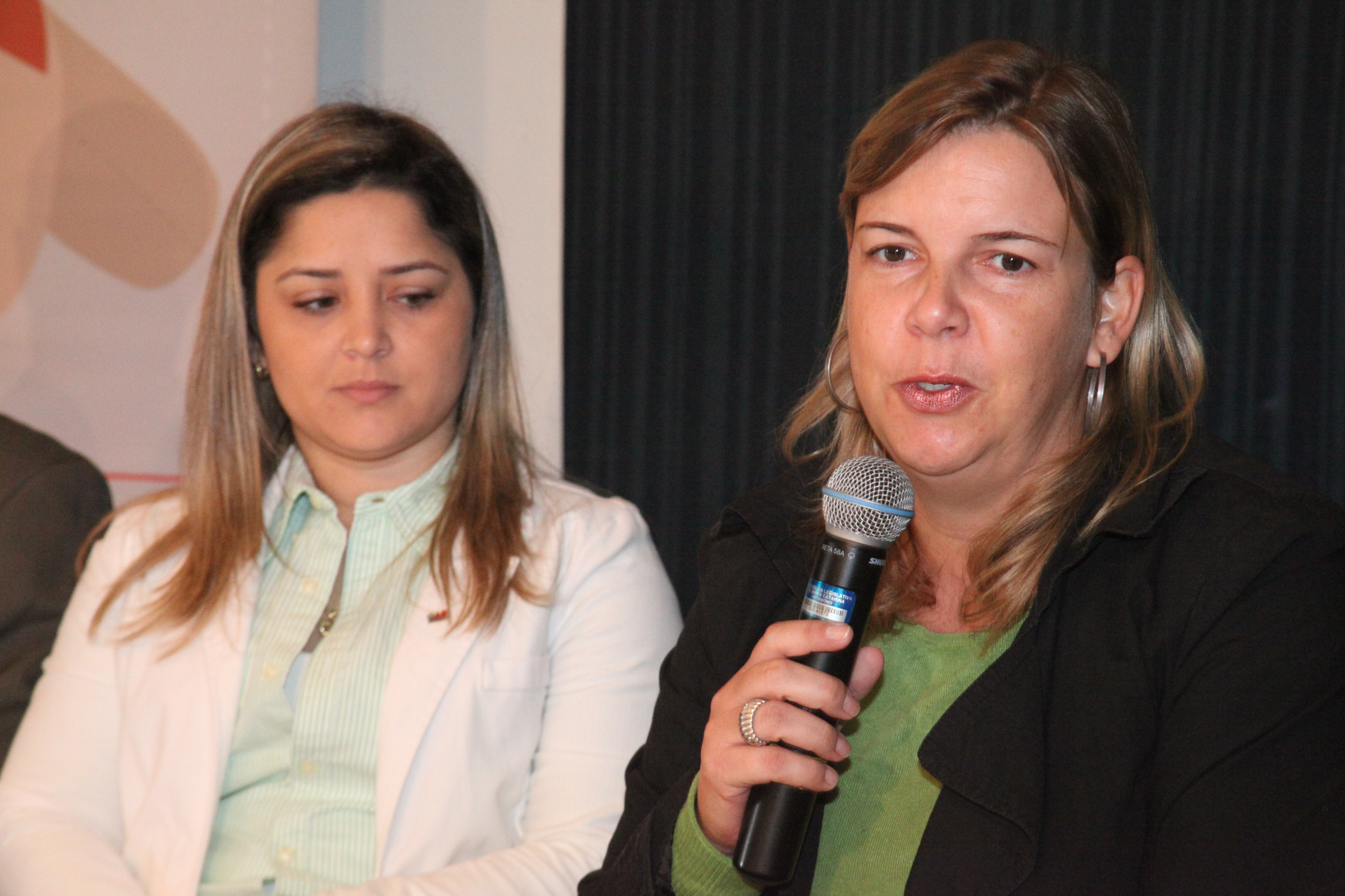 Michele Menon - vice-presidente do conselho municipal dos direitos da criança e do adolescente de São João do Itaperiú. Seminário regionalizado sobre gestão municipal do FIA - Fundo para Infância e Adolescência. Foto: Fábio Queiroz / Agência AL