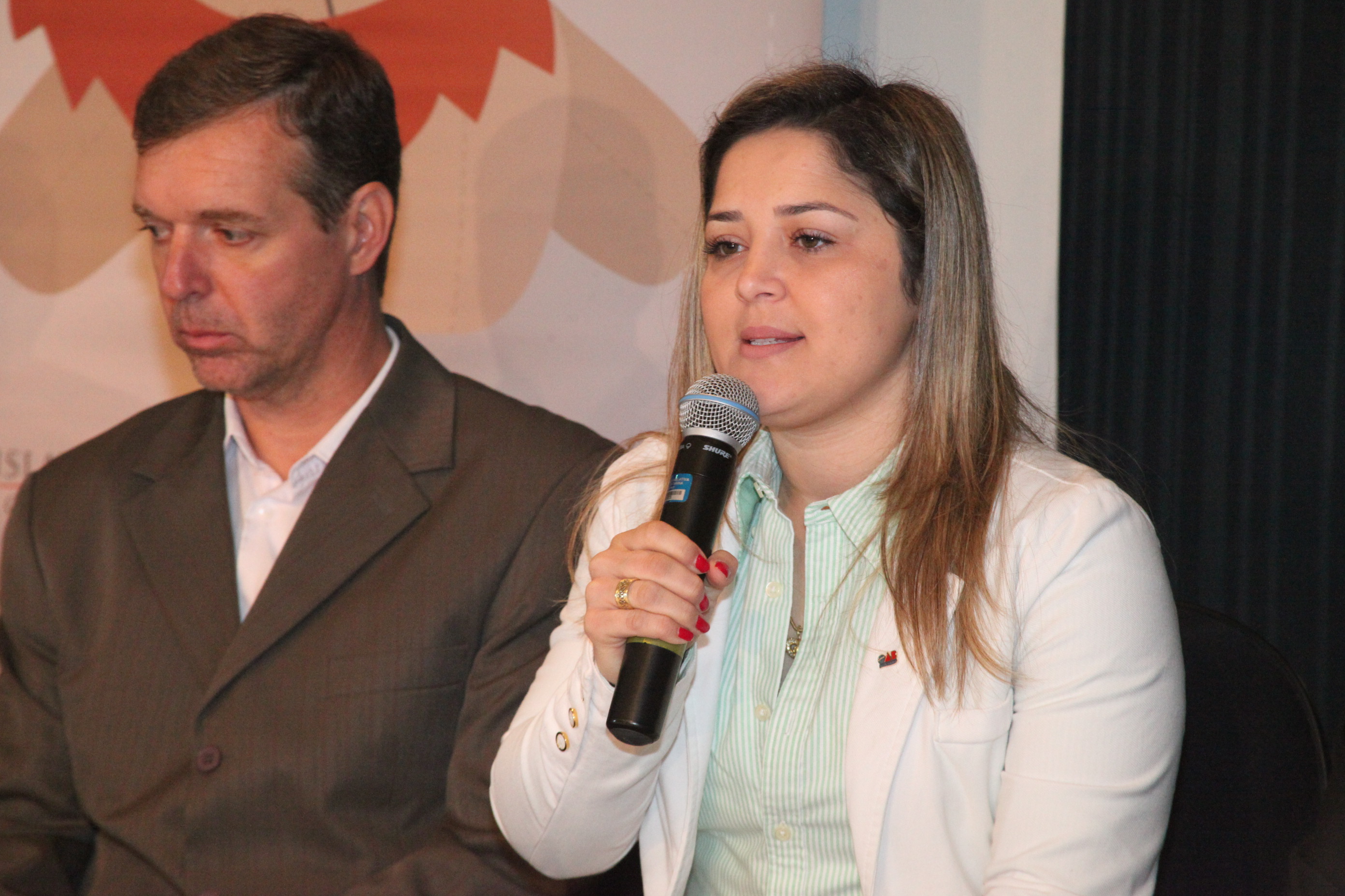 Ana Paula Junkes - presidente da comissão do direito da criança e do adolescente da subseção da OAB de Joinville. Seminário regionalizado sobre gestão municipal do FIA - Fundo para Infância e Adolescência. Foto: Fábio Queiroz / Agência AL