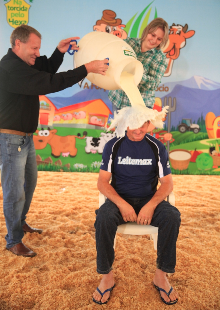 Banho de LEITE ao Produtor Valdir Schmoller,  Campeão da Categoria Vaca Nova FEAGRO 2014   Foto Carlos Kilian/Agência AL