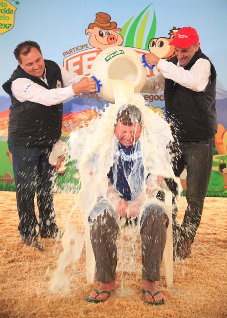 Valdir Schotten ganhou o tradicional banho de leite FOTO: Carlos Kilian/Agência AL