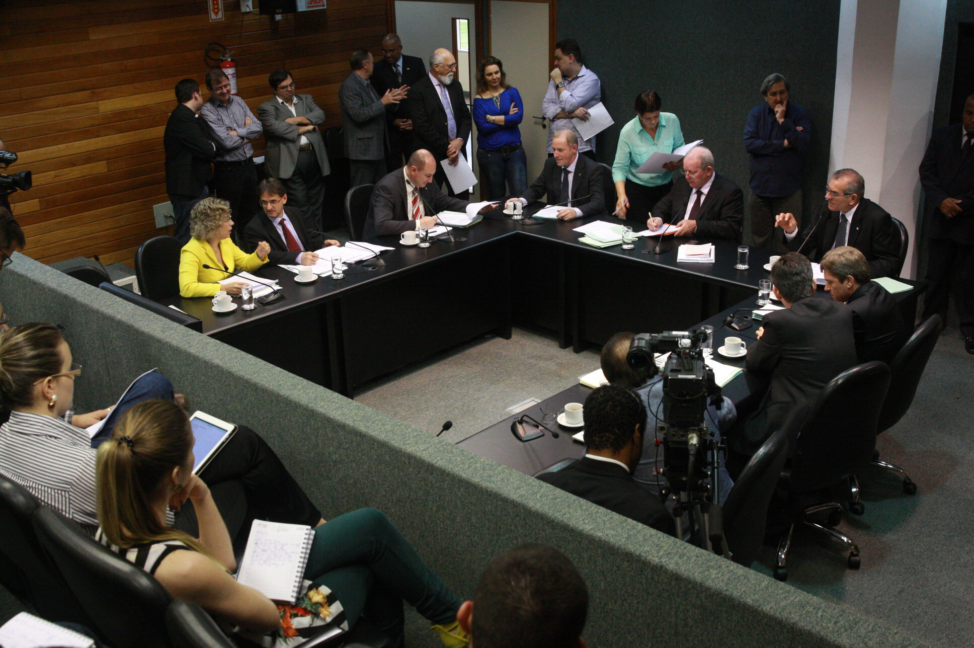 Legislativo estadual tem pauta cheia nesta terça-feira
