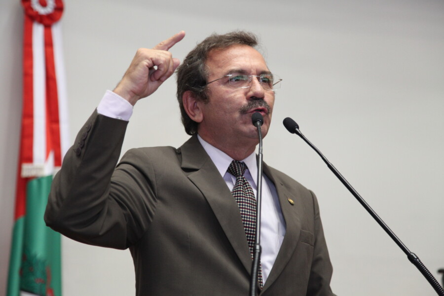 Assembleia Legislativa homenageia 60 anos do Jornal Município Dia a Dia, de Brusque
